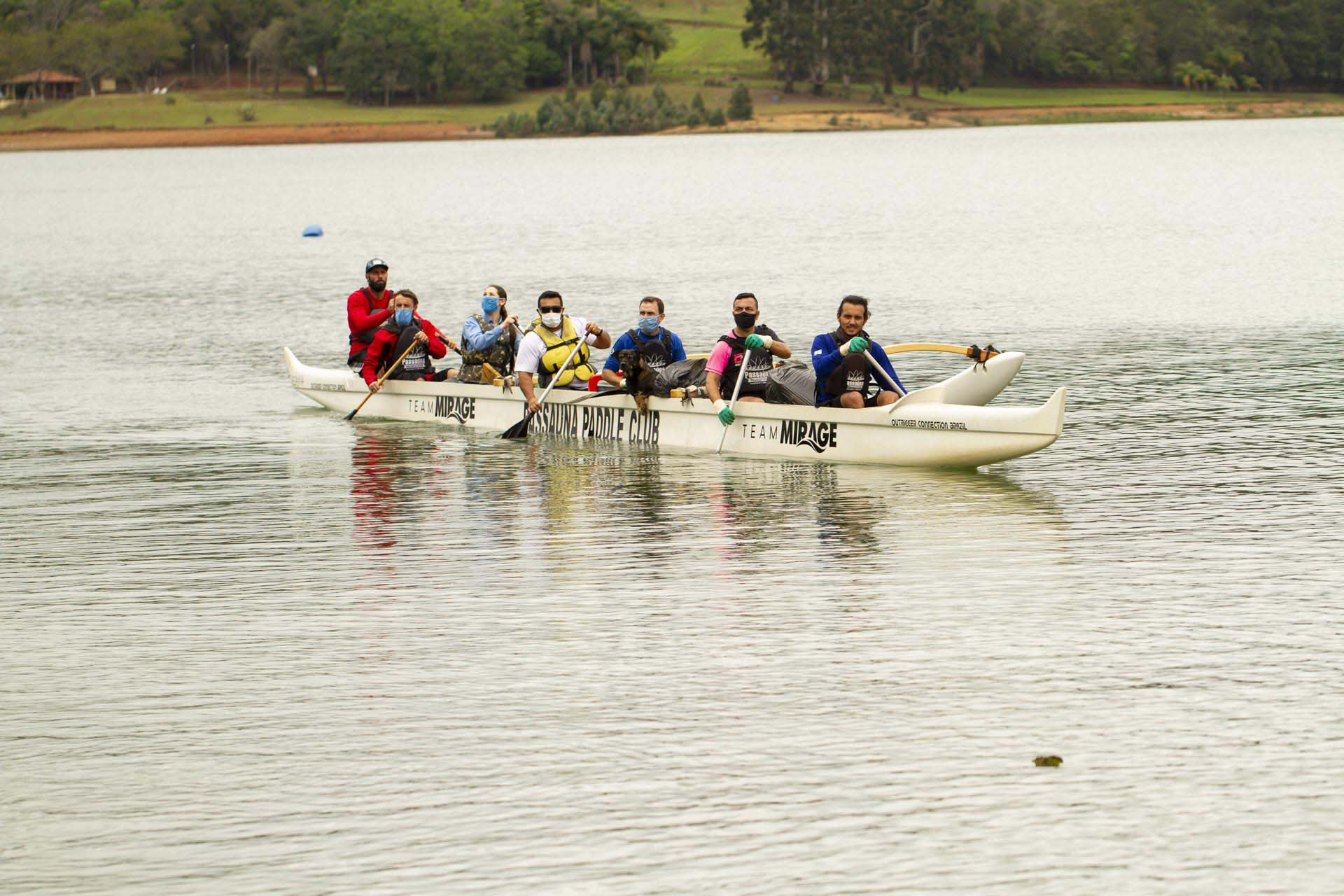 Voluntários da Sanepar e parceiros retiraram cerca de uma tonelada de resíduos da Barragem do Passaúna e do entorno, na manhã desta quinta-feira (30), em Curitiba. O trabalho foi feito com caiaques, stand-ups, canoas e até bicicleta. Participaram cerca de 75 pessoas, da Prefeitura de Curitiba, Rotary Club, Passaúna Paddle Club e da comunidade. -  Curitiba, 30/09/2021  -  Foto: André Thiago/Sanepar