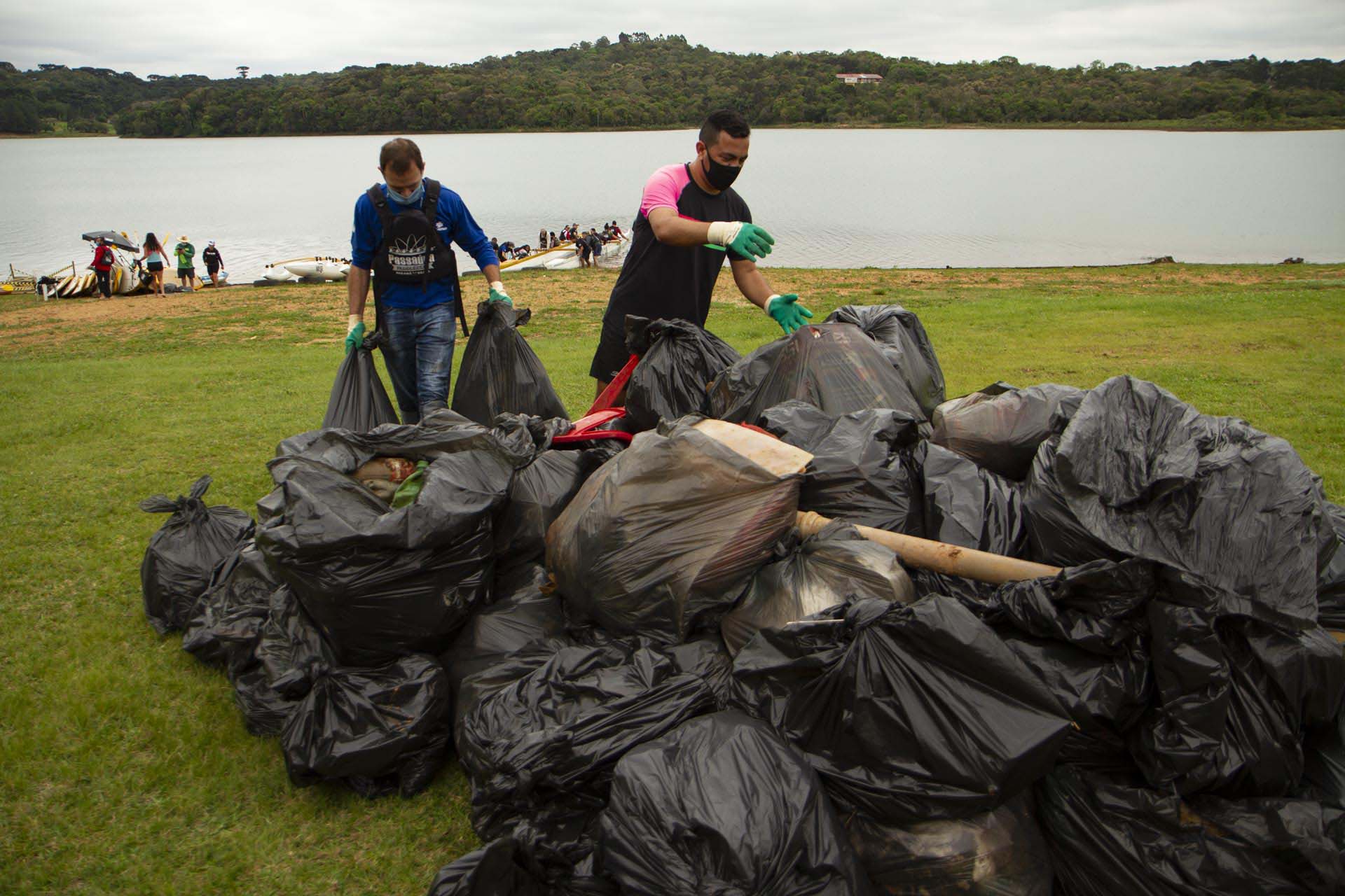 Voluntários da Sanepar e parceiros retiraram cerca de uma tonelada de resíduos da Barragem do Passaúna e do entorno, na manhã desta quinta-feira (30), em Curitiba. O trabalho foi feito com caiaques, stand-ups, canoas e até bicicleta. Participaram cerca de 75 pessoas, da Prefeitura de Curitiba, Rotary Club, Passaúna Paddle Club e da comunidade. -  Curitiba, 30/09/2021  -  Foto: André Thiago/Sanepar