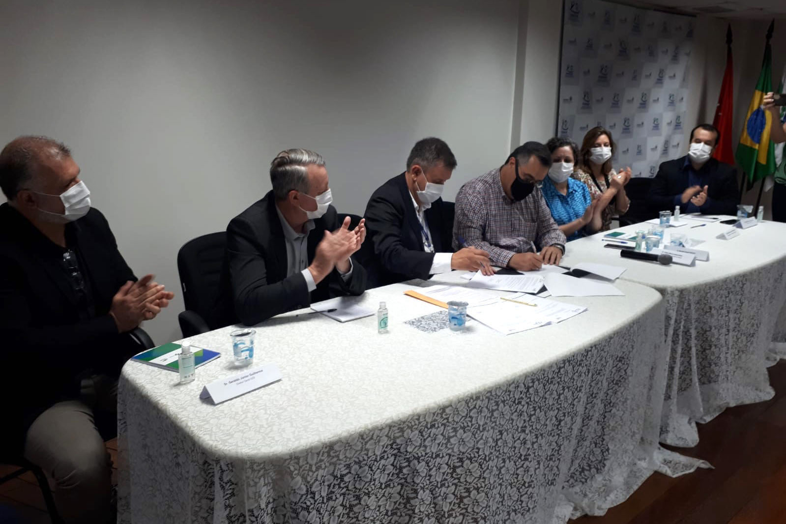 Os Hospitais Zona Norte e Zona Sul de Londrina serão gerenciados pela Fundação Estatal de Atenção em Saúde (Funeas), vinculada à Secretaria de Estado da Saúde, a partir de agora. Com o novo modelo, a expectativa é ampliar serviços para os demais municípios que integram a Região Norte, otimizando as estruturas e melhorando a capacidade de cobertura assistencial no Estado.  -  Londrina, 01/10/2021 -  Foto: SESA