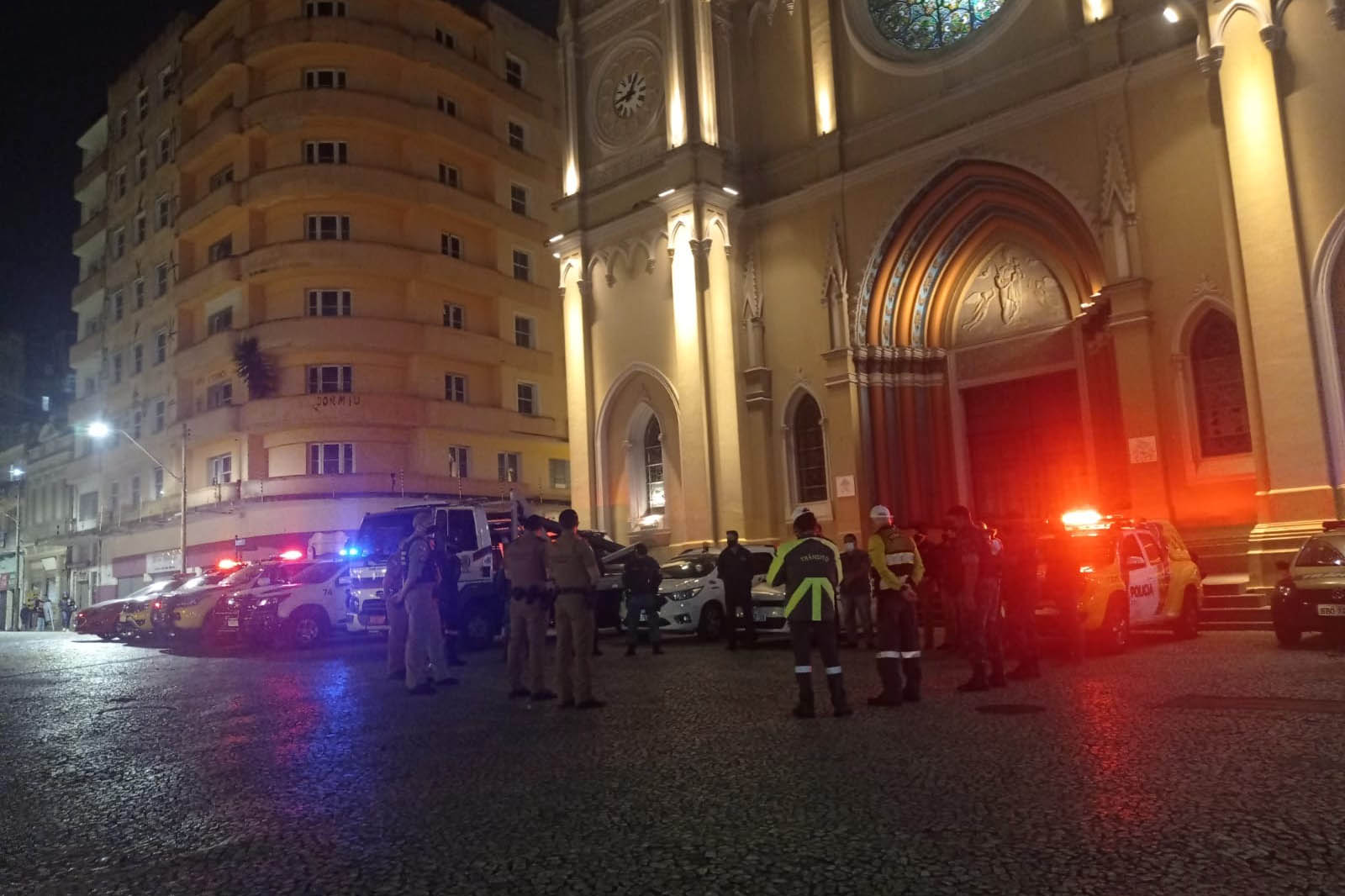 A Ação Integrada de Fiscalização Urbana (AIFU) fechou quatro estabelecimentos comerciais e aplicou 16 autuações administrativas por irregularidades. As ações aconteceram entre a noite de sábado (02/10) e a madrugada deste domingo (03/10) em Curitiba, na Capital do estado. -  Curitiba, 03/10/2021  -  Foto: SESP-PR