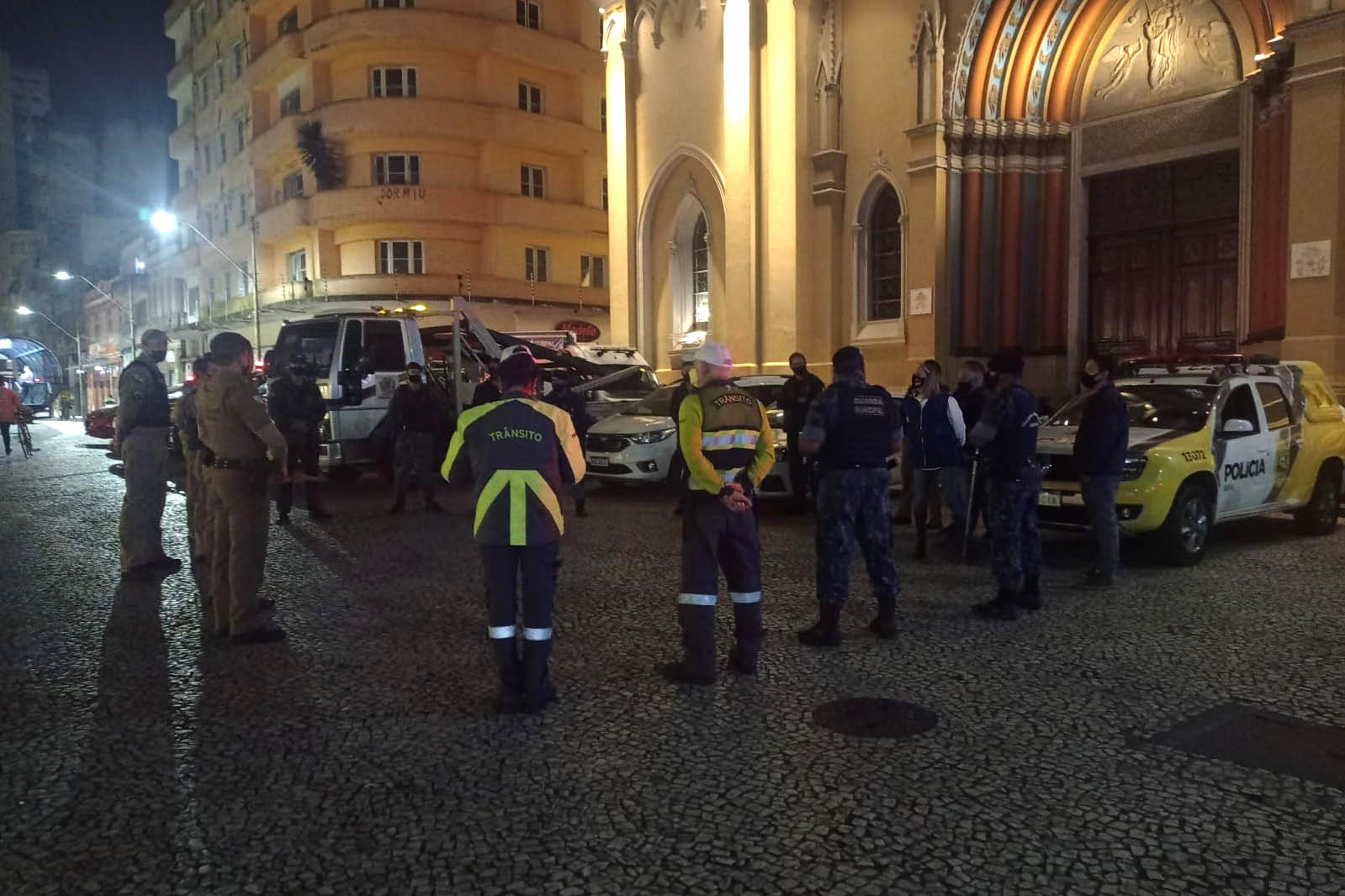 A Ação Integrada de Fiscalização Urbana (AIFU) fechou quatro estabelecimentos comerciais e aplicou 16 autuações administrativas por irregularidades. As ações aconteceram entre a noite de sábado (02/10) e a madrugada deste domingo (03/10) em Curitiba, na Capital do estado. -  Curitiba, 03/10/2021  -  Foto: SESP-PR