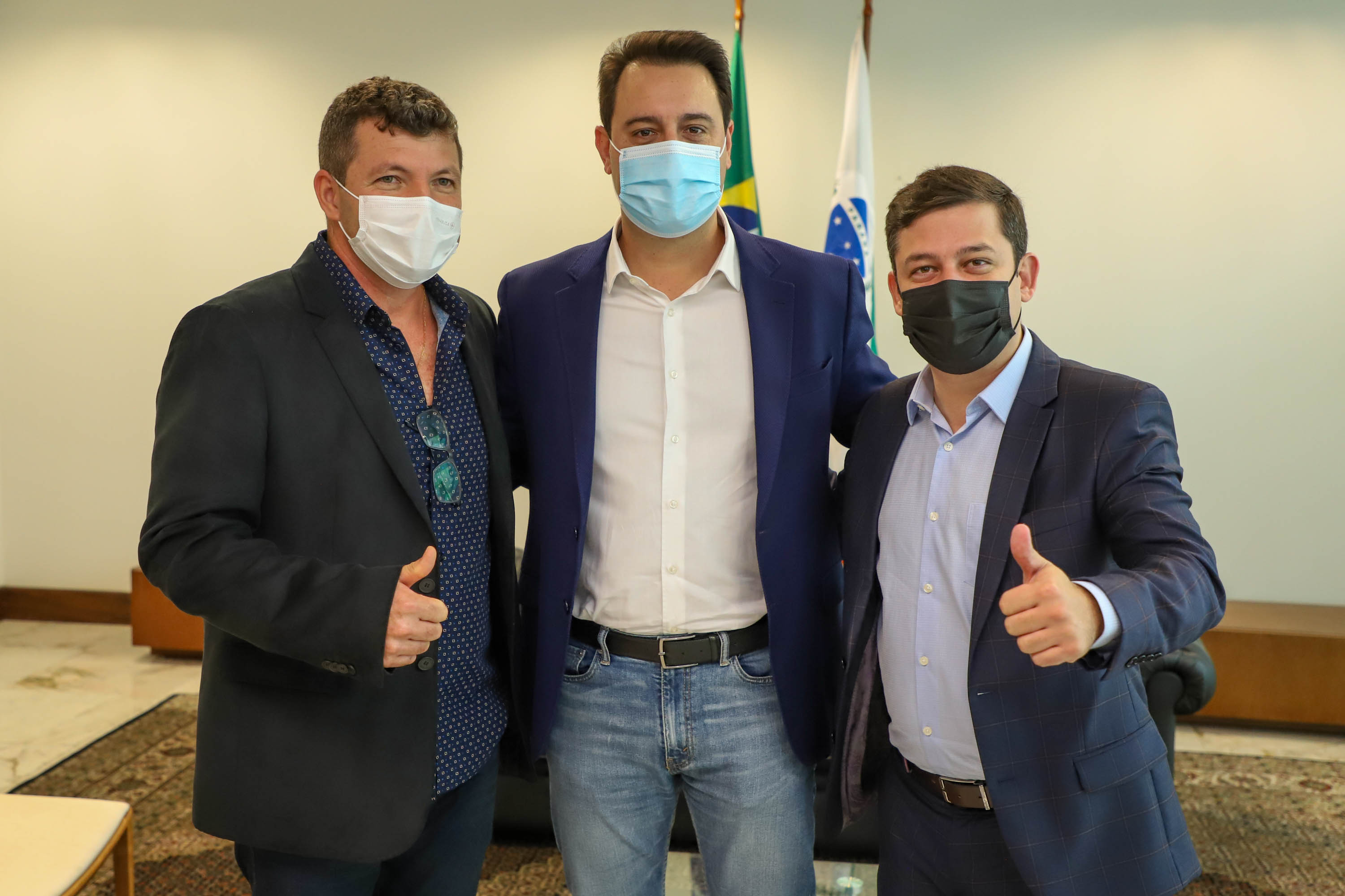 Governador Carlos Massa Ratinho Junior recebe projeto da ponte do Rio Ivai.  -  Curitiba, 04/10/2021  -  Foto: Ari Dias/ AEN.