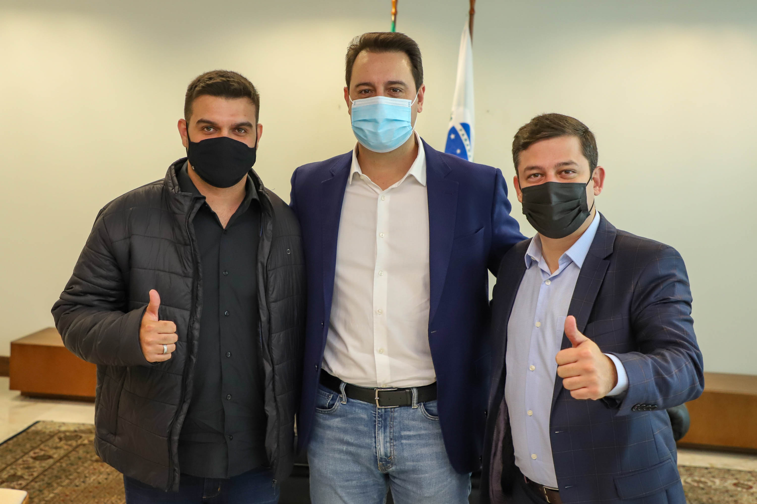 Governador Carlos Massa Ratinho Junior recebe projeto da ponte do Rio Ivai.  -  Curitiba, 04/10/2021  -  Foto: Ari Dias/ AEN.