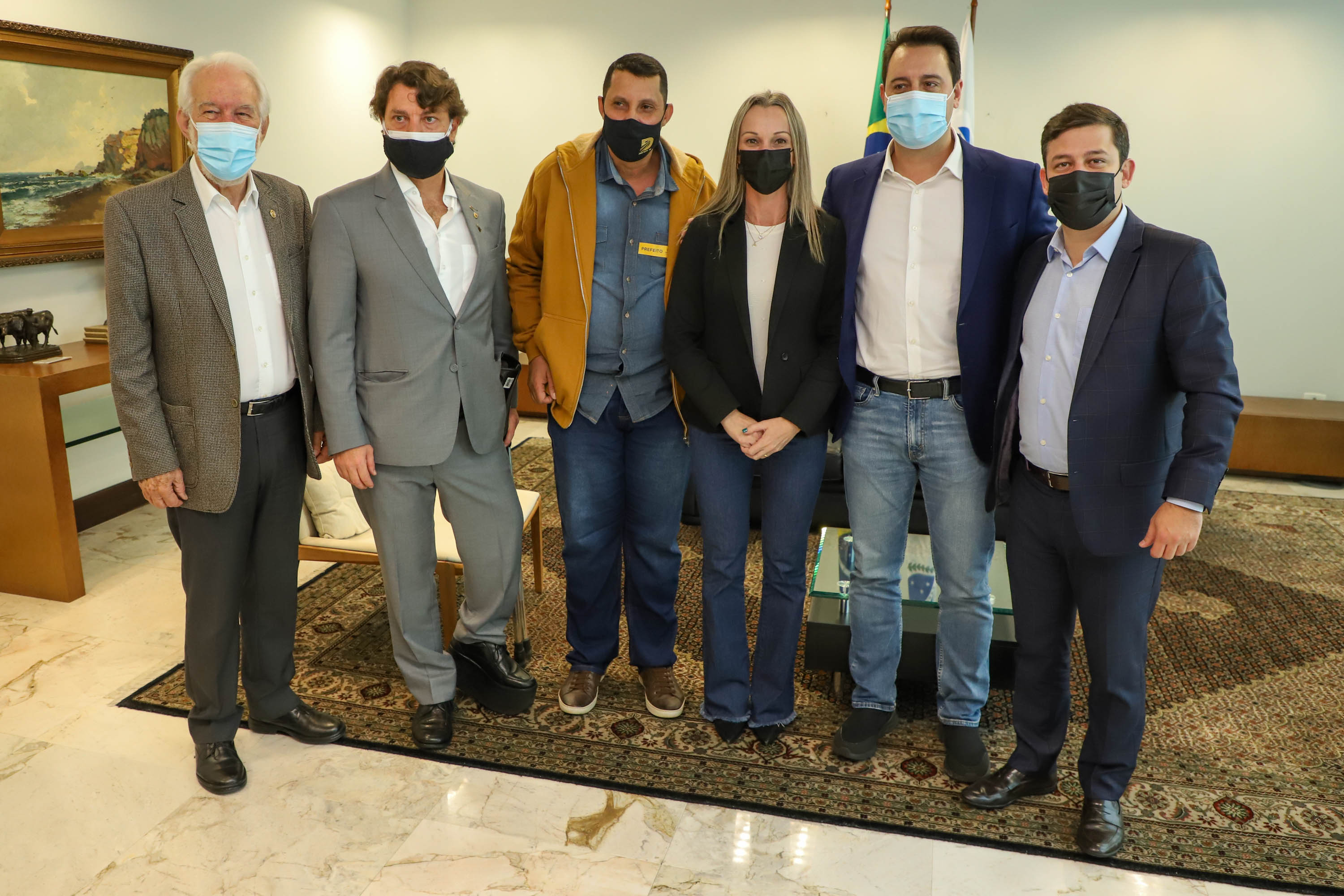 Governador Carlos Massa Ratinho Junior recebe projeto da ponte do Rio Ivai.  -  Curitiba, 04/10/2021  -  Foto: Ari Dias/ AEN.