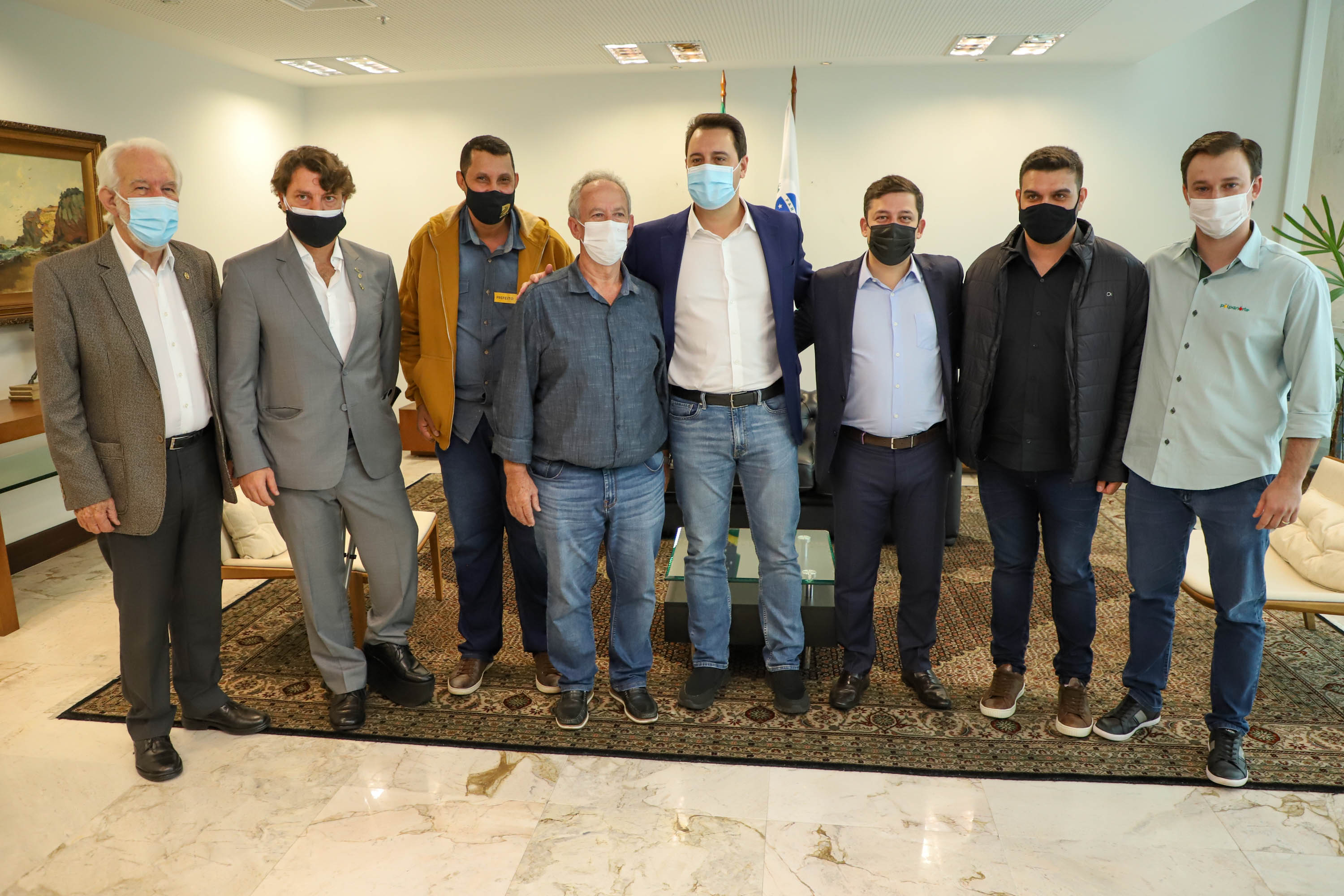 Governador Carlos Massa Ratinho Junior recebe projeto da ponte do Rio Ivai.  -  Curitiba, 04/10/2021  -  Foto: Ari Dias/ AEN.