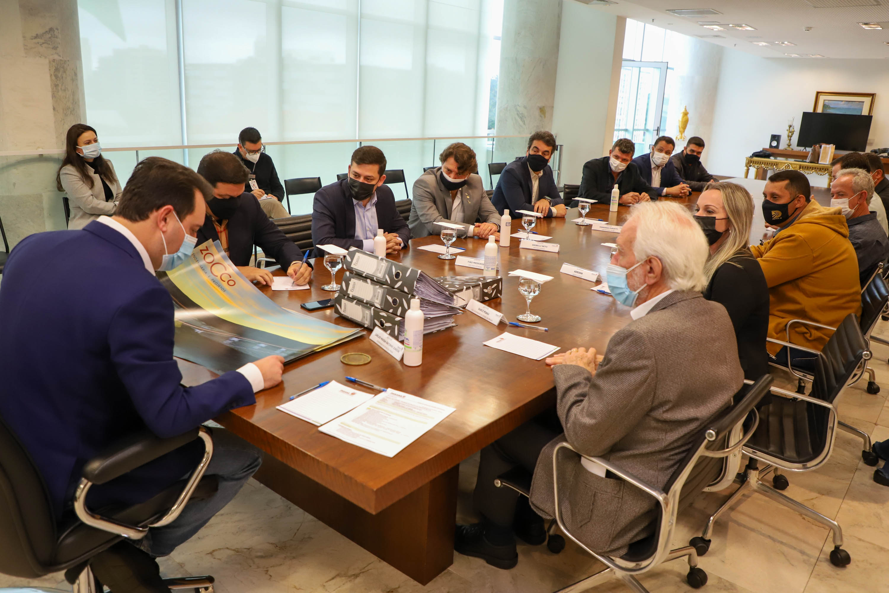 Governador Carlos Massa Ratinho Junior recebe projeto da ponte do Rio Ivai.  -  Curitiba, 04/10/2021  -  Foto: Ari Dias/ AEN.