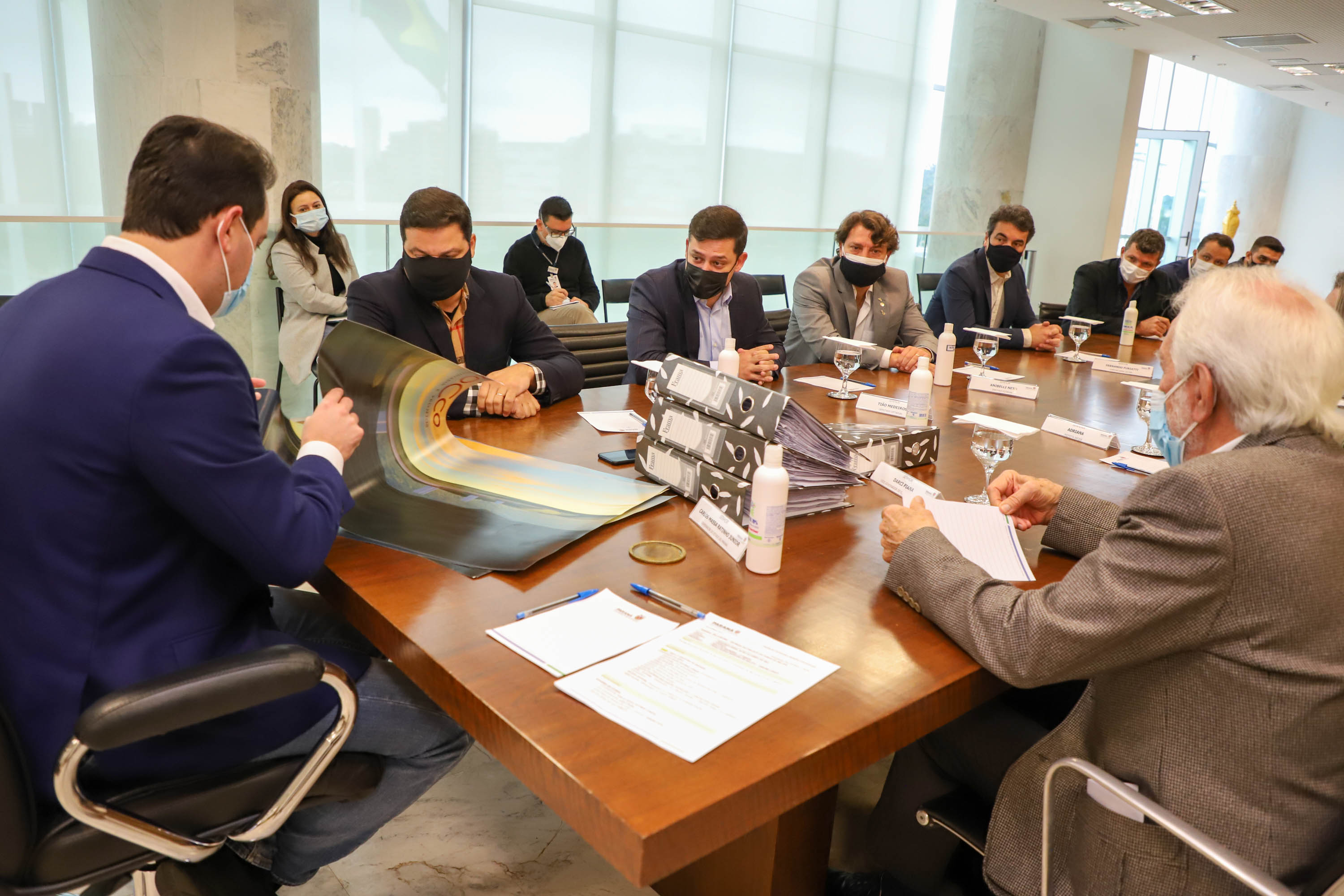 Governador Carlos Massa Ratinho Junior recebe projeto da ponte do Rio Ivai.  -  Curitiba, 04/10/2021  -  Foto: Ari Dias/ AEN.