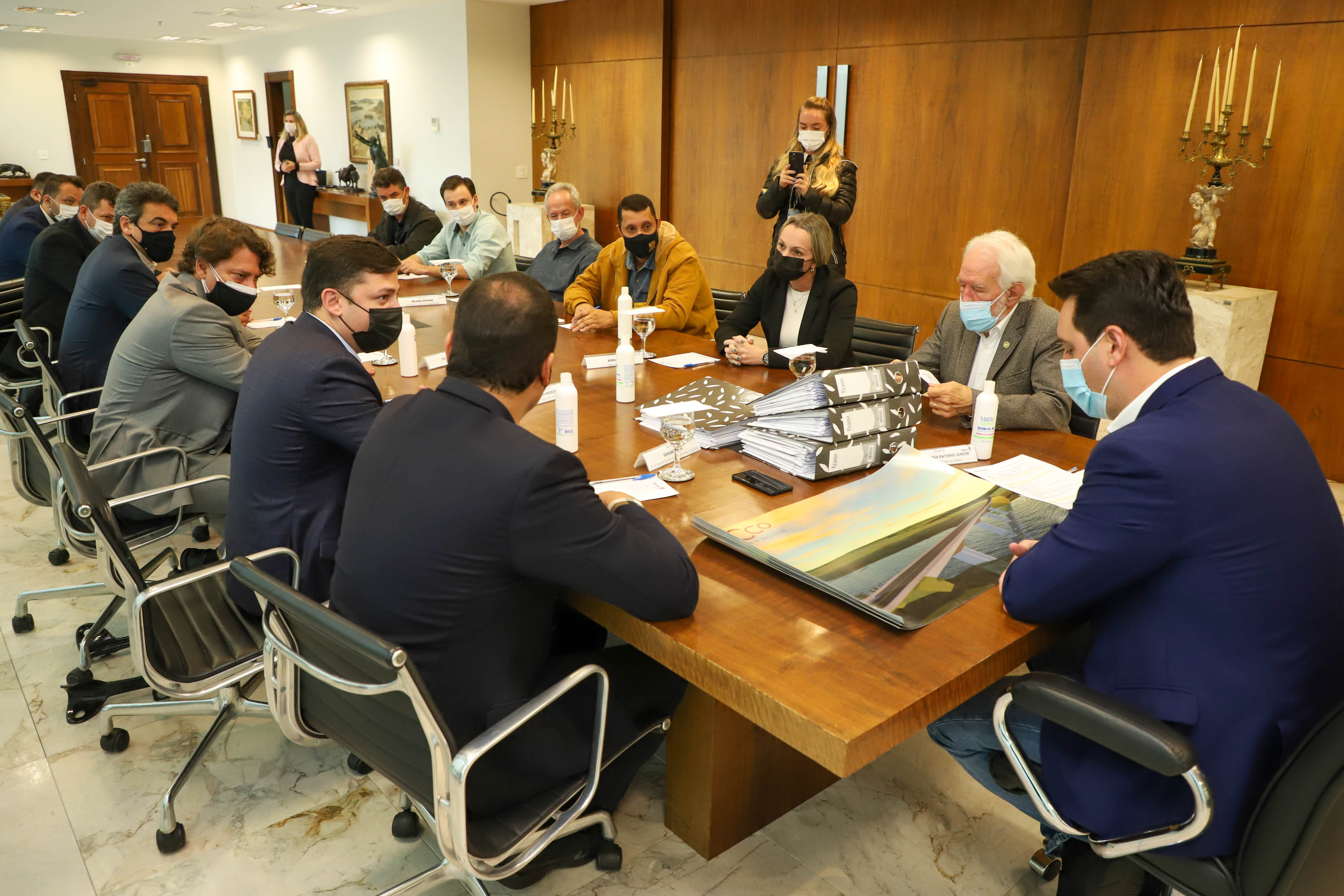 Governador Carlos Massa Ratinho Junior recebe projeto da ponte do Rio Ivai.  -  Curitiba, 04/10/2021  -  Foto: Ari Dias/ AEN.