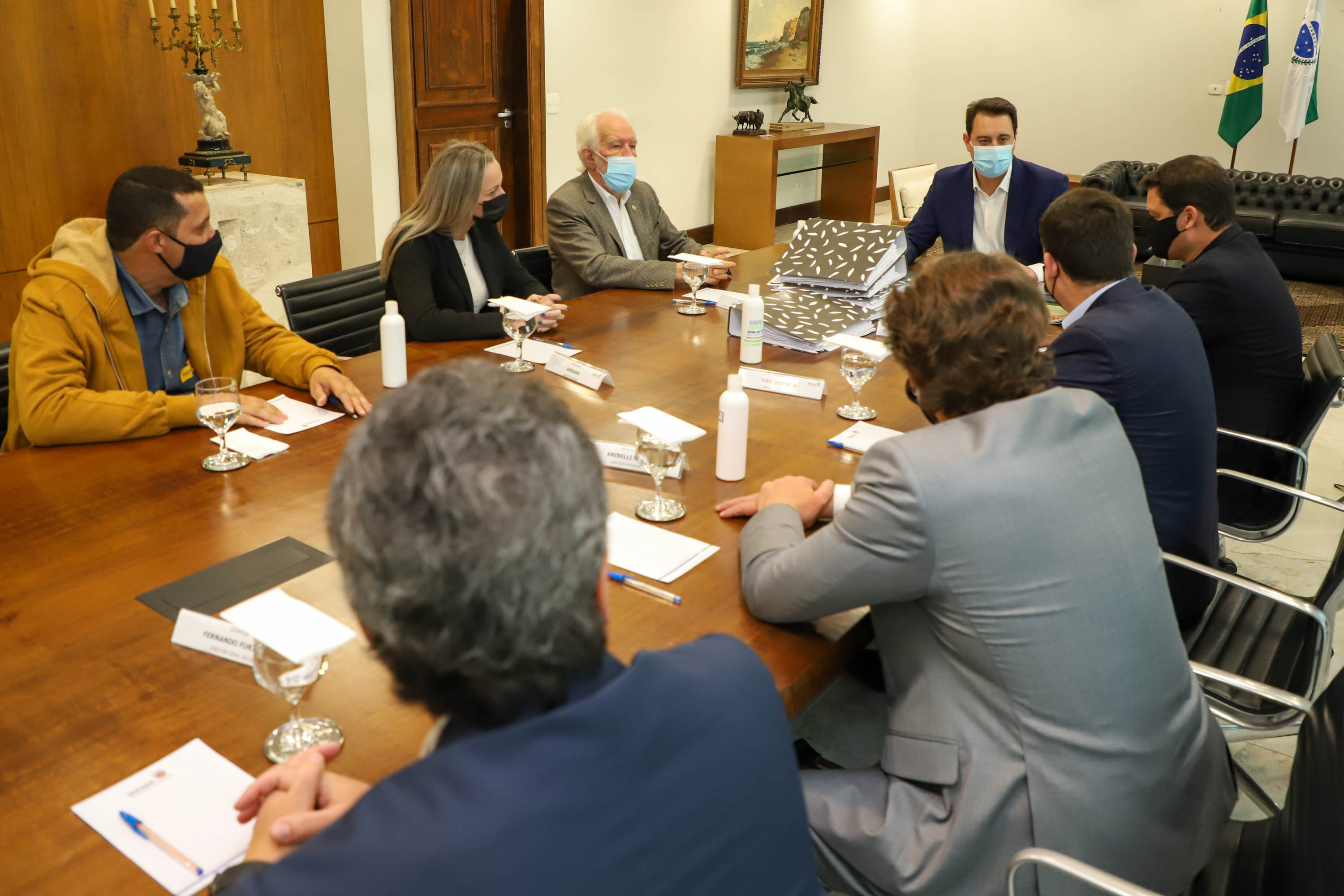 Governador Carlos Massa Ratinho Junior recebe projeto da ponte do Rio Ivai.  -  Curitiba, 04/10/2021  -  Foto: Ari Dias/ AEN.