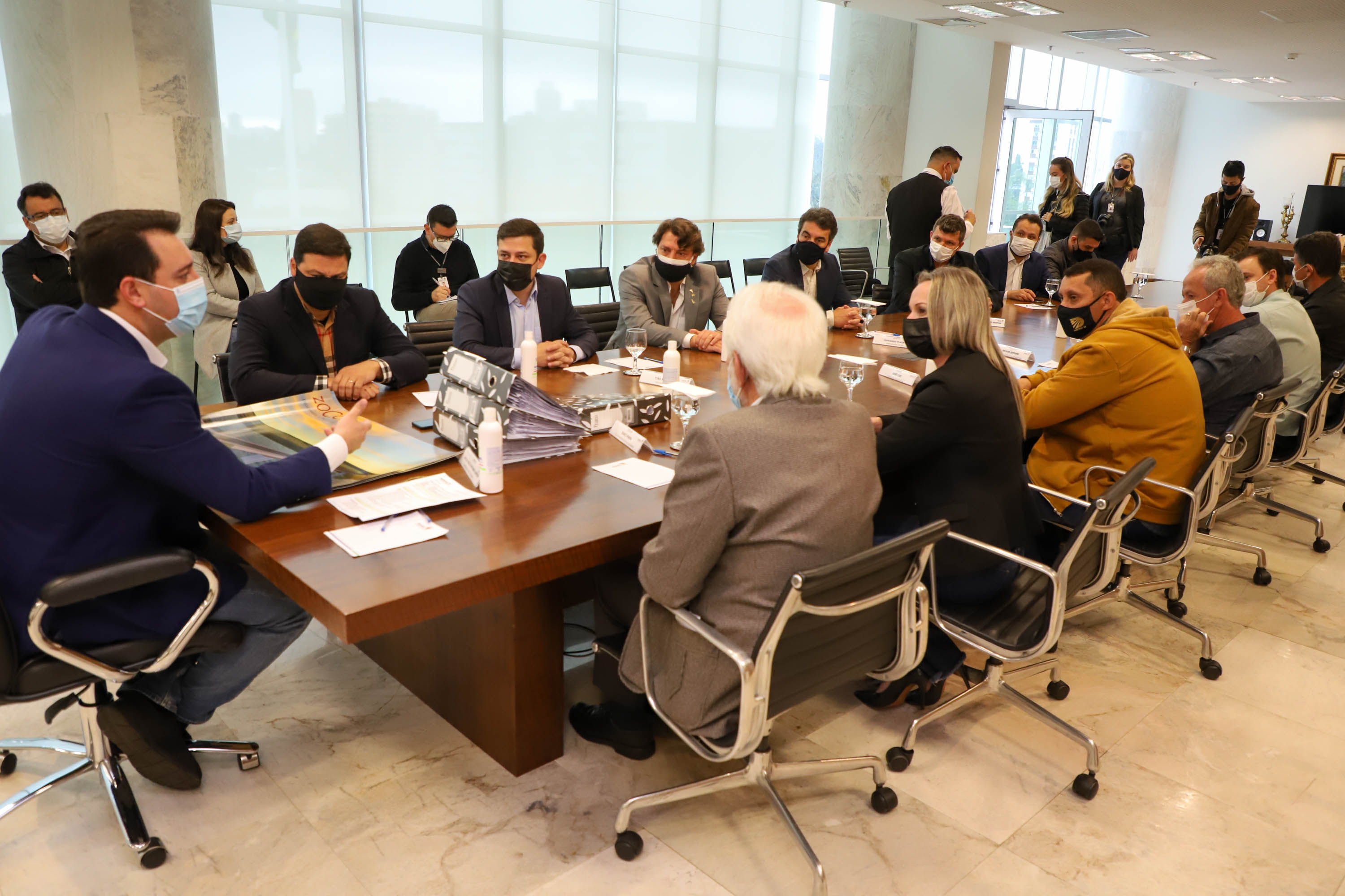 Governador Carlos Massa Ratinho Junior recebe projeto da ponte do Rio Ivai.  -  Curitiba, 04/10/2021  -  Foto: Ari Dias/ AEN.