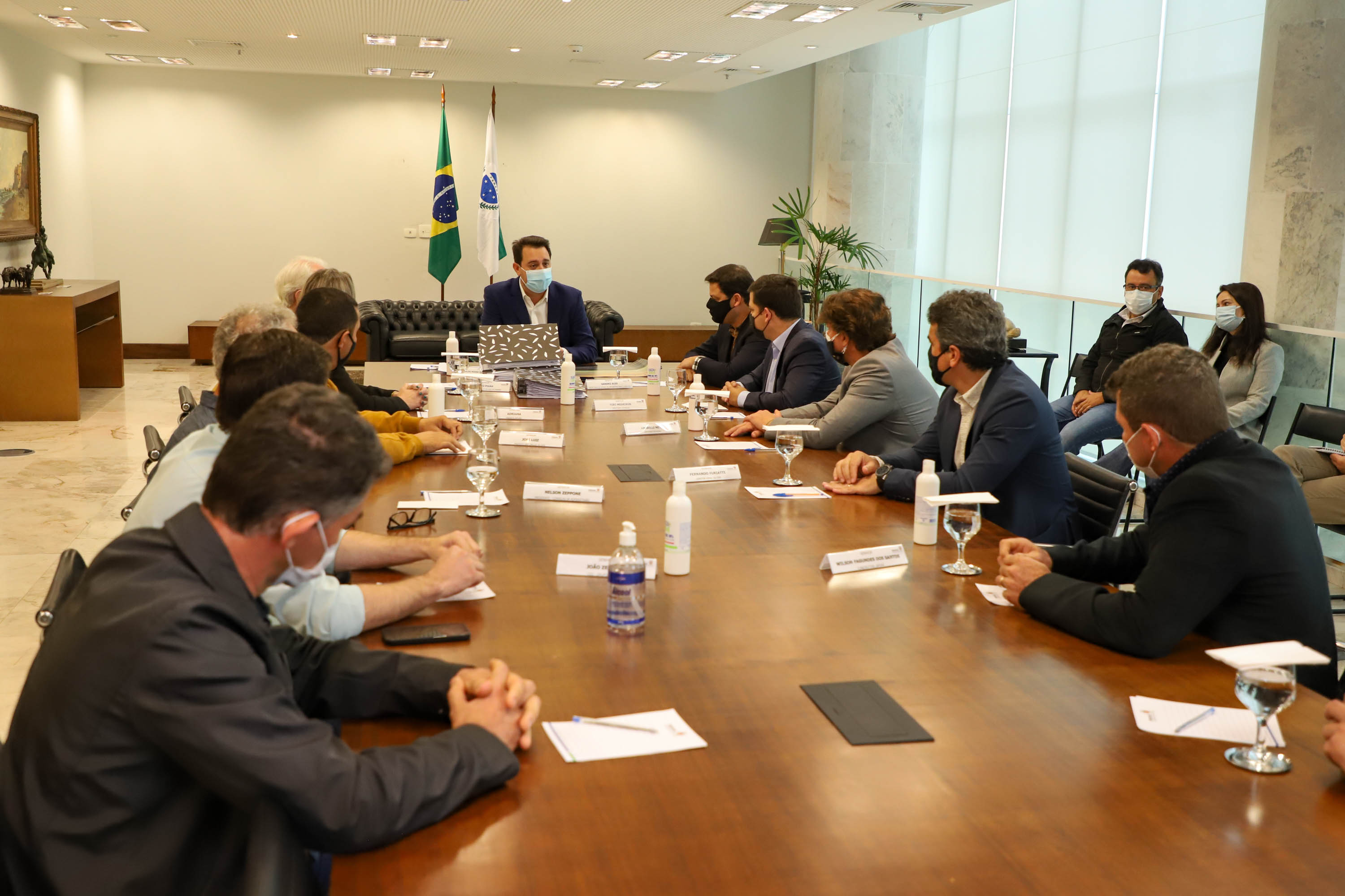 Governador Carlos Massa Ratinho Junior recebe projeto da ponte do Rio Ivai.  -  Curitiba, 04/10/2021  -  Foto: Ari Dias/ AEN.