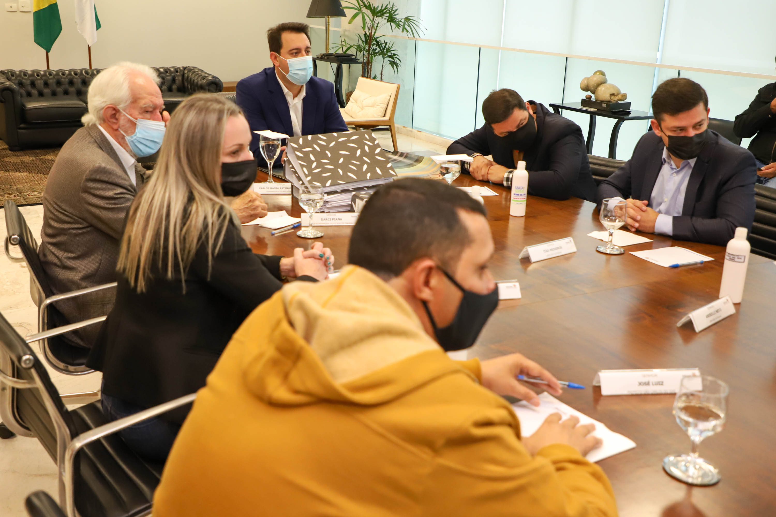 Governador Carlos Massa Ratinho Junior recebe projeto da ponte do Rio Ivai.  -  Curitiba, 04/10/2021  -  Foto: Ari Dias/ AEN.