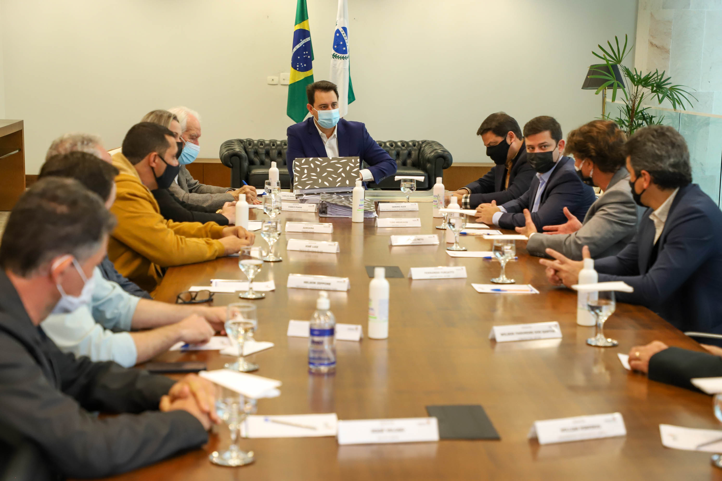 Governador Carlos Massa Ratinho Junior recebe projeto da ponte do Rio Ivai.  -  Curitiba, 04/10/2021  -  Foto: Ari Dias/ AEN.
