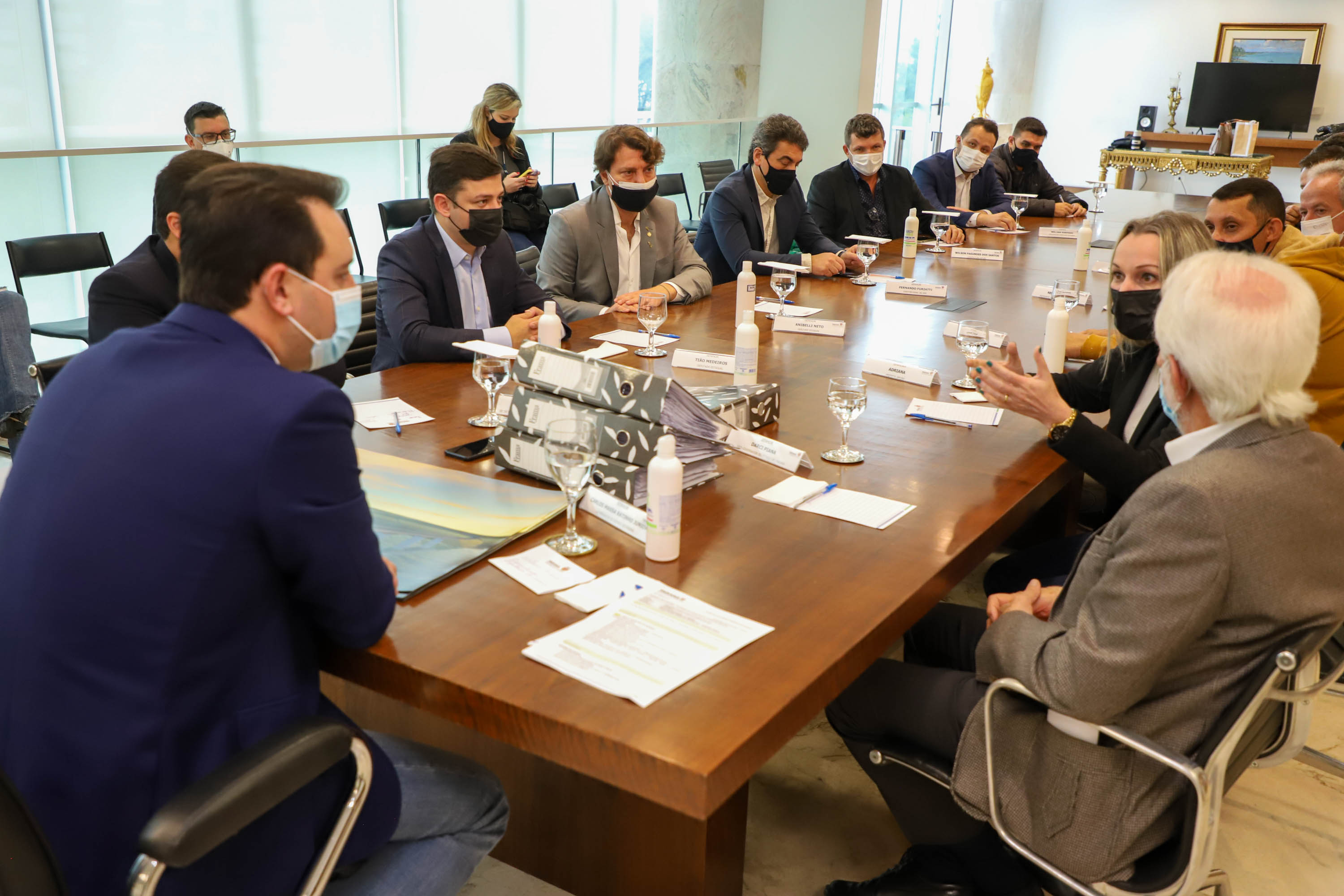 Governador Carlos Massa Ratinho Junior recebe projeto da ponte do Rio Ivai.  -  Curitiba, 04/10/2021  -  Foto: Ari Dias/ AEN.