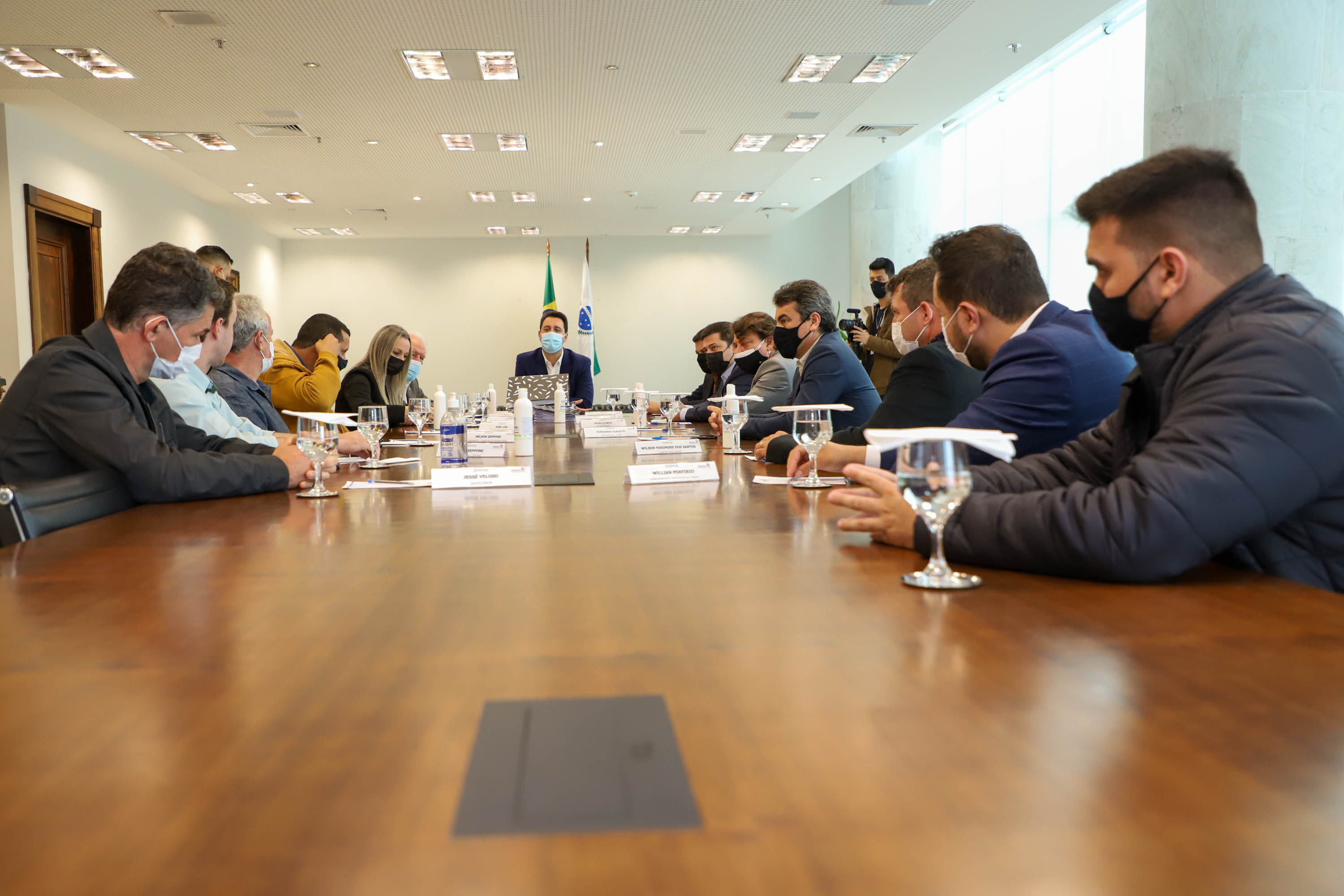 Governador Carlos Massa Ratinho Junior recebe projeto da ponte do Rio Ivai.  -  Curitiba, 04/10/2021  -  Foto: Ari Dias/ AEN.
