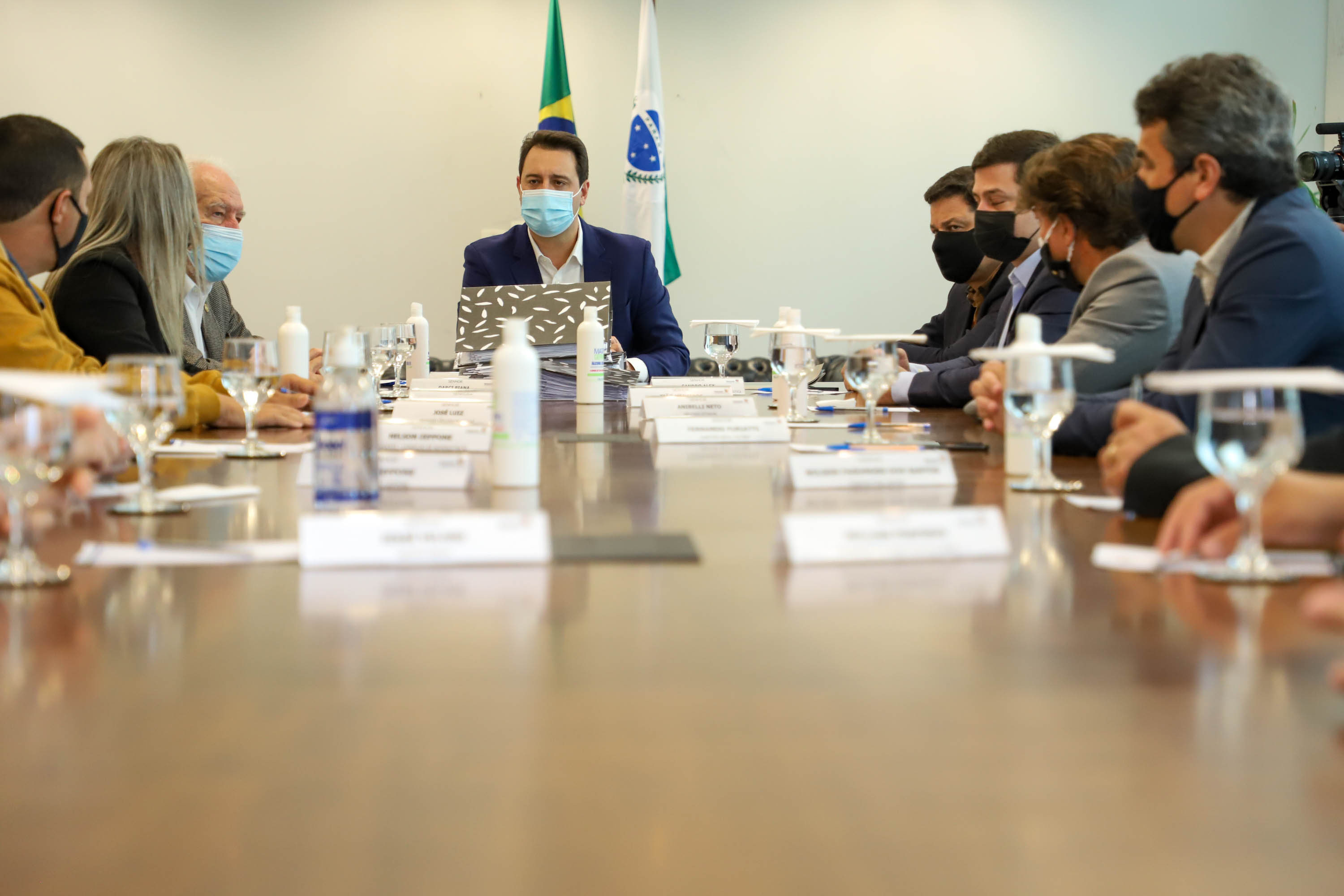 Governador Carlos Massa Ratinho Junior recebe projeto da ponte do Rio Ivai.  -  Curitiba, 04/10/2021  -  Foto: Ari Dias/ AEN.