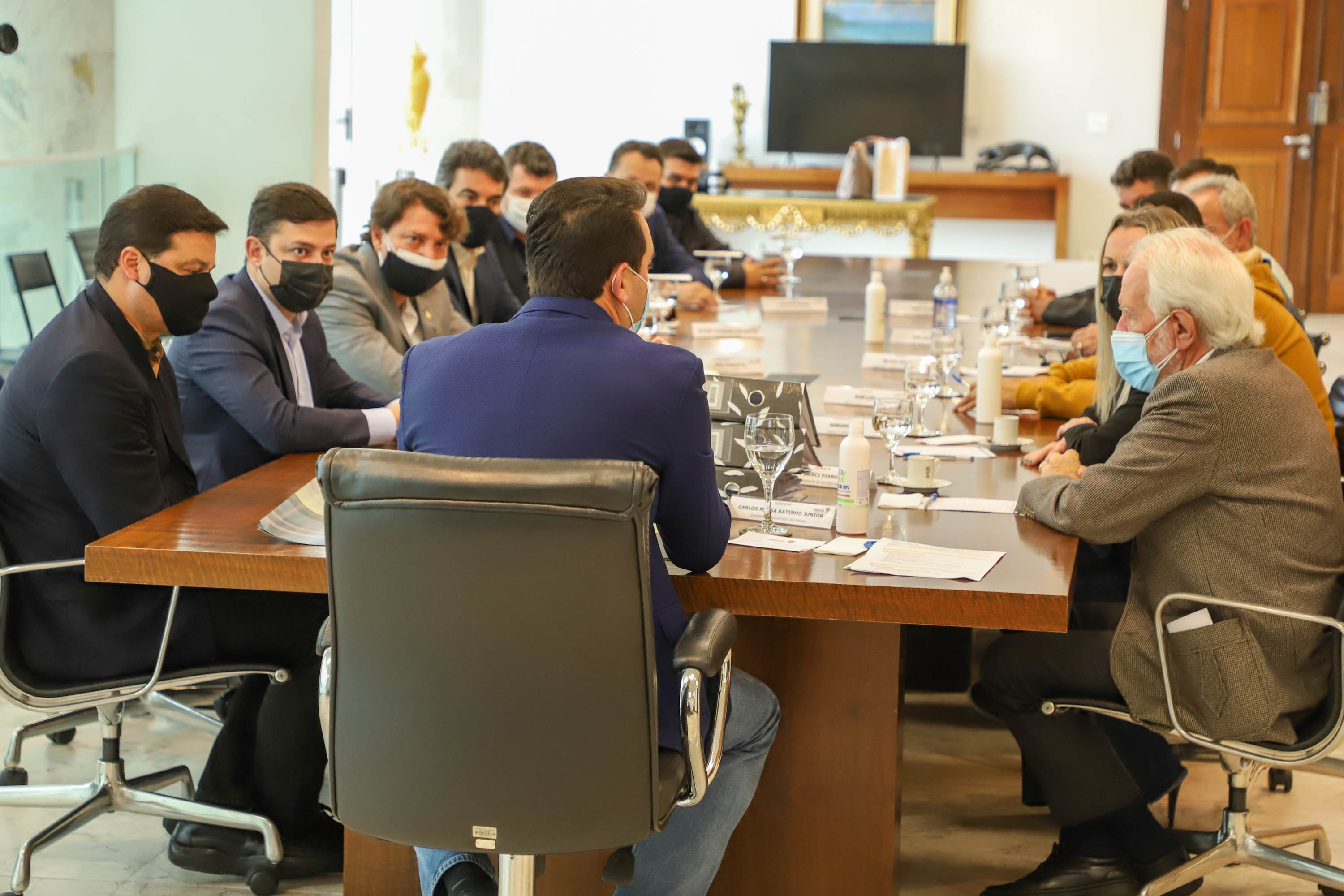 Governador Carlos Massa Ratinho Junior recebe projeto da ponte do Rio Ivai.  -  Curitiba, 04/10/2021  -  Foto: Ari Dias/ AEN.
