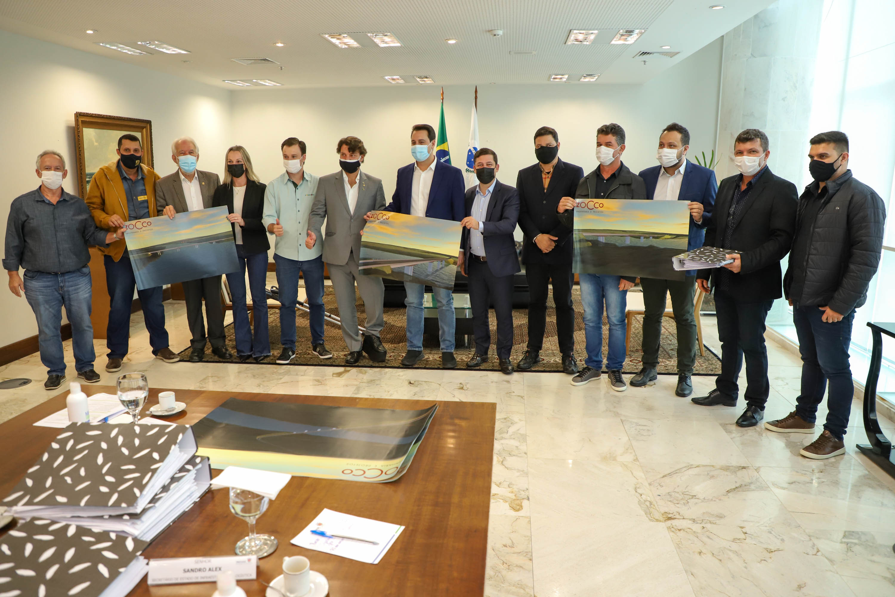 Governador Carlos Massa Ratinho Junior recebe projeto da ponte do Rio Ivai.  -  Curitiba, 04/10/2021  -  Foto: Ari Dias/ AEN.