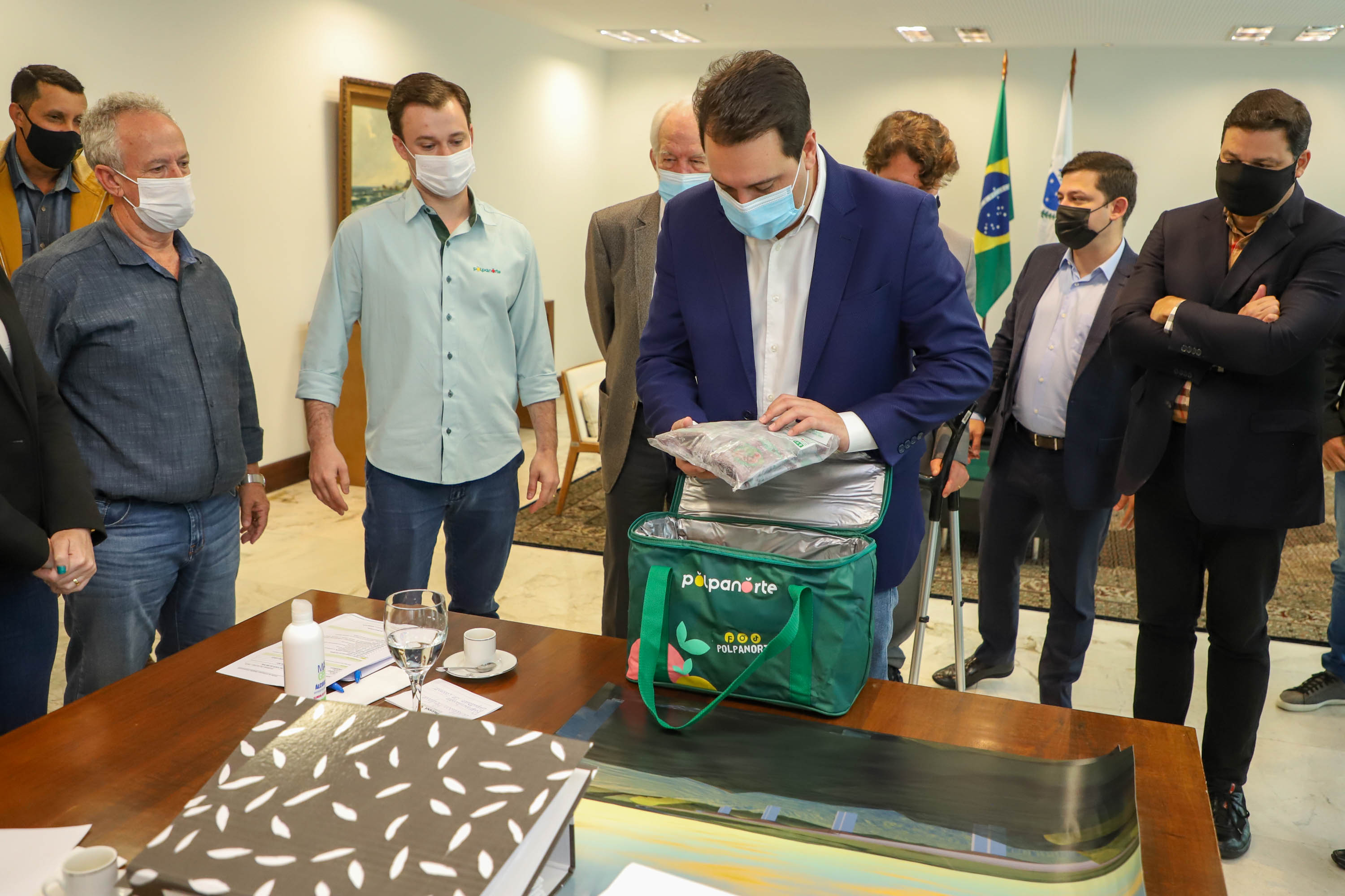 Governador Carlos Massa Ratinho Junior recebe projeto da ponte do Rio Ivai.  -  Curitiba, 04/10/2021  -  Foto: Ari Dias/ AEN.