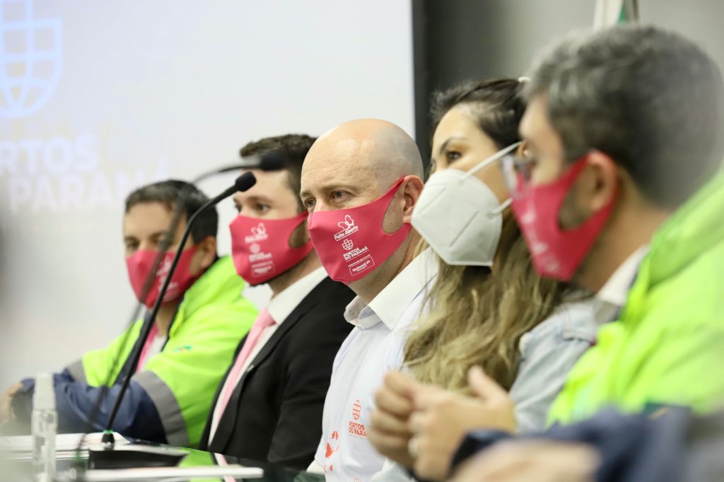 Nesta terça-feira (5), a presidente do Conselho de Ação Solidária do Paraná, a primeira-dama Luciana Saito Massa, visitou a sede administrativa da Portos do Paraná para conhecer as ações que a empresa pública preparou para o Outubro Rosa. No evento de promoção à saúde feminina e ao autocuidado, ela foi recepcionada pela diretoria e por portuárias de todas as idades, representando as diversas áreas da administração dos portos paranaenses. Foto: Claudio Neves/AEN