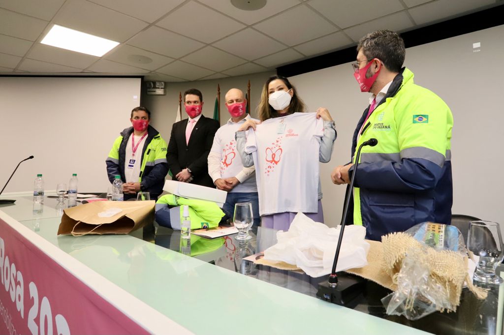 Nesta terça-feira (5), a presidente do Conselho de Ação Solidária do Paraná, a primeira-dama Luciana Saito Massa, visitou a sede administrativa da Portos do Paraná para conhecer as ações que a empresa pública preparou para o Outubro Rosa. No evento de promoção à saúde feminina e ao autocuidado, ela foi recepcionada pela diretoria e por portuárias de todas as idades, representando as diversas áreas da administração dos portos paranaenses. Foto: Claudio Neves/AEN