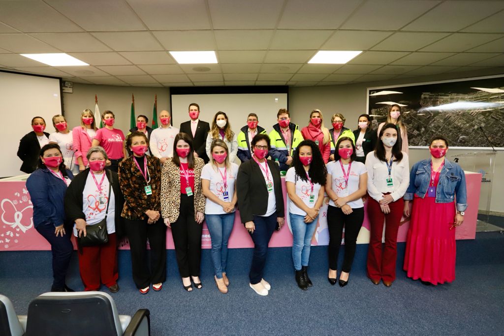 Nesta terça-feira (5), a presidente do Conselho de Ação Solidária do Paraná, a primeira-dama Luciana Saito Massa, visitou a sede administrativa da Portos do Paraná para conhecer as ações que a empresa pública preparou para o Outubro Rosa. No evento de promoção à saúde feminina e ao autocuidado, ela foi recepcionada pela diretoria e por portuárias de todas as idades, representando as diversas áreas da administração dos portos paranaenses. Foto: Claudio Neves/AEN
