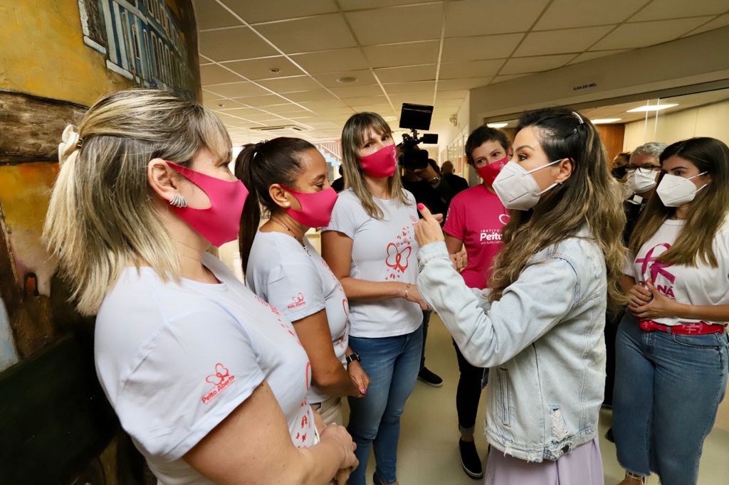 Nesta terça-feira (5), a presidente do Conselho de Ação Solidária do Paraná, a primeira-dama Luciana Saito Massa, visitou a sede administrativa da Portos do Paraná para conhecer as ações que a empresa pública preparou para o Outubro Rosa. No evento de promoção à saúde feminina e ao autocuidado, ela foi recepcionada pela diretoria e por portuárias de todas as idades, representando as diversas áreas da administração dos portos paranaenses. Foto: Claudio Neves/AEN