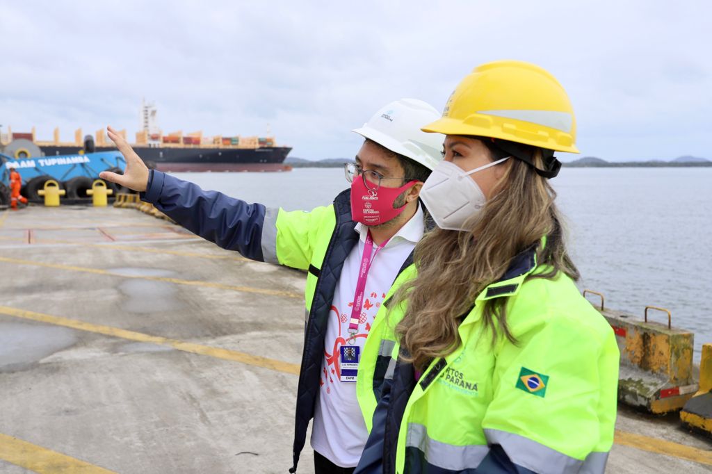 Nesta terça-feira (5), a presidente do Conselho de Ação Solidária do Paraná, a primeira-dama Luciana Saito Massa, visitou a sede administrativa da Portos do Paraná para conhecer as ações que a empresa pública preparou para o Outubro Rosa. No evento de promoção à saúde feminina e ao autocuidado, ela foi recepcionada pela diretoria e por portuárias de todas as idades, representando as diversas áreas da administração dos portos paranaenses. Foto: Claudio Neves/AEN