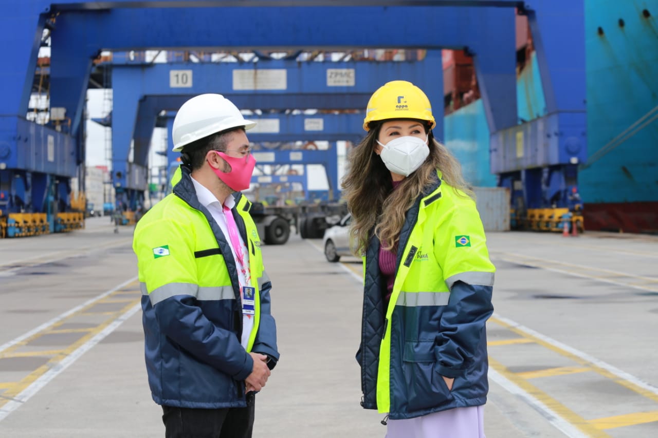 Porto apresenta ações do Outubro Rosa à presidente do Conselho de Ação Solidária do Paraná. Foto: Valdelino Pontes