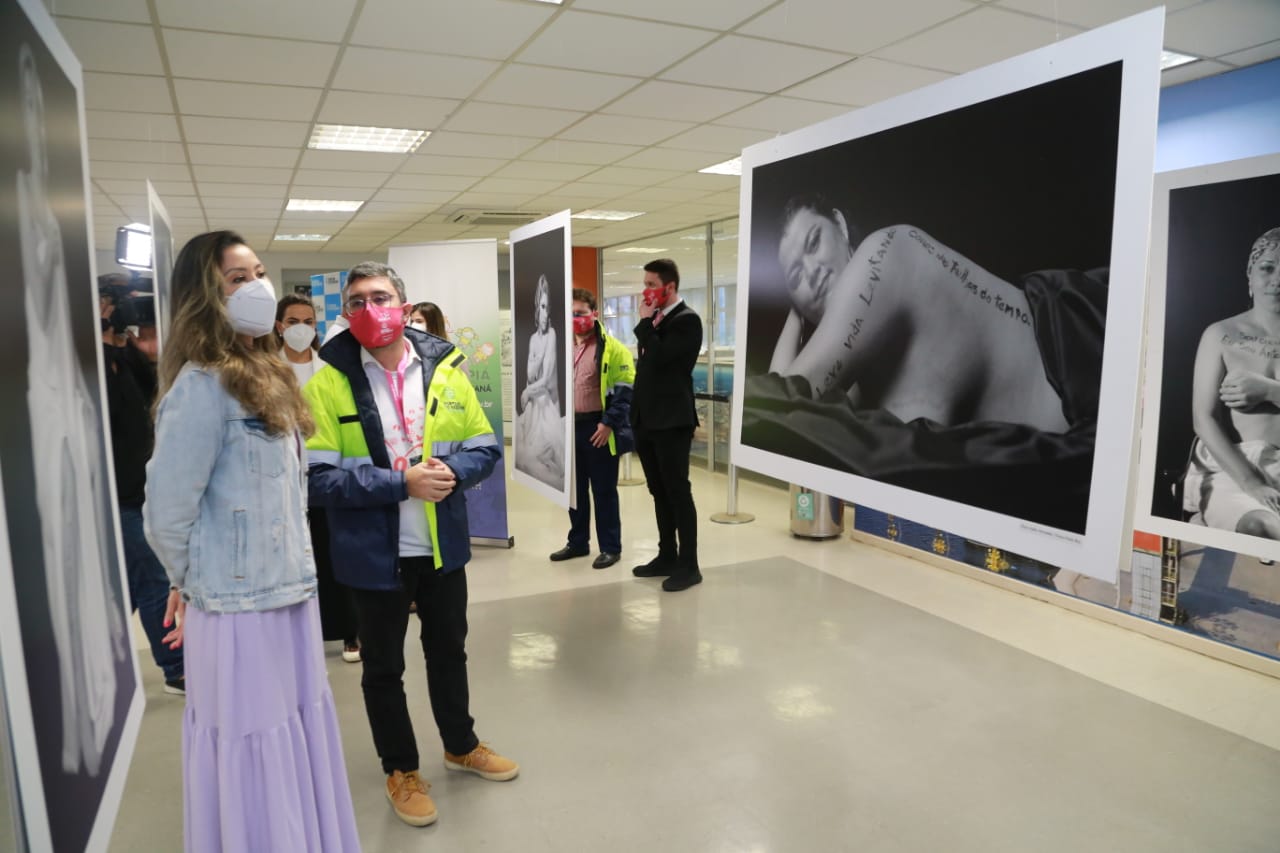 Porto apresenta ações do Outubro Rosa à presidente do Conselho de Ação Solidária do Paraná. Foto: Valdelino Pontes