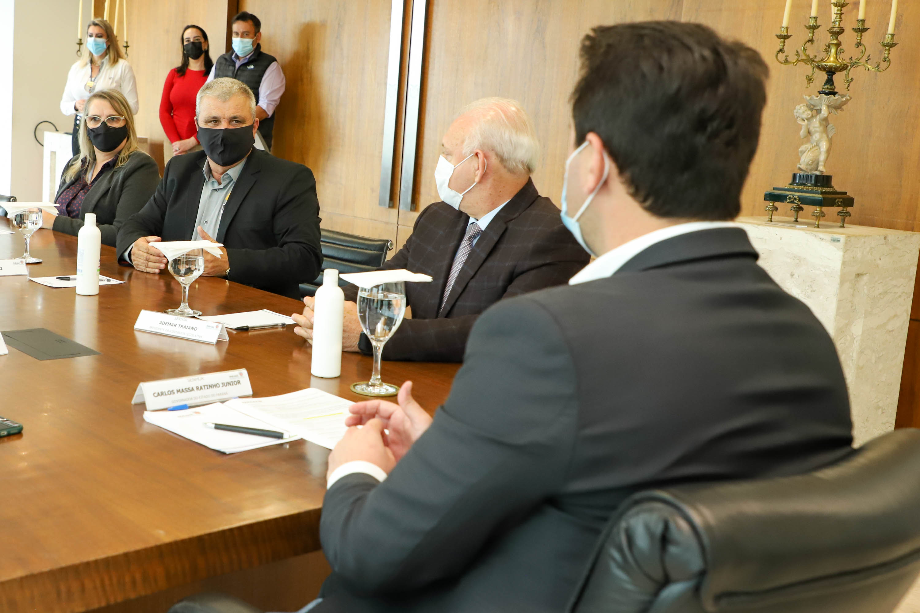 Governo do Estado vai construir em Irati a primeira unidade da Cidade do Idoso. A assinatura do convênio, último passo antes do processo de licitação da obra, foi feita pelo governador Carlos Massa Ratinho Junior e pelo prefeito do município, Jorge Derbli, nesta terça-feira (05), no Palácio Iguaçu.Foto: Ari Dias/ AEN