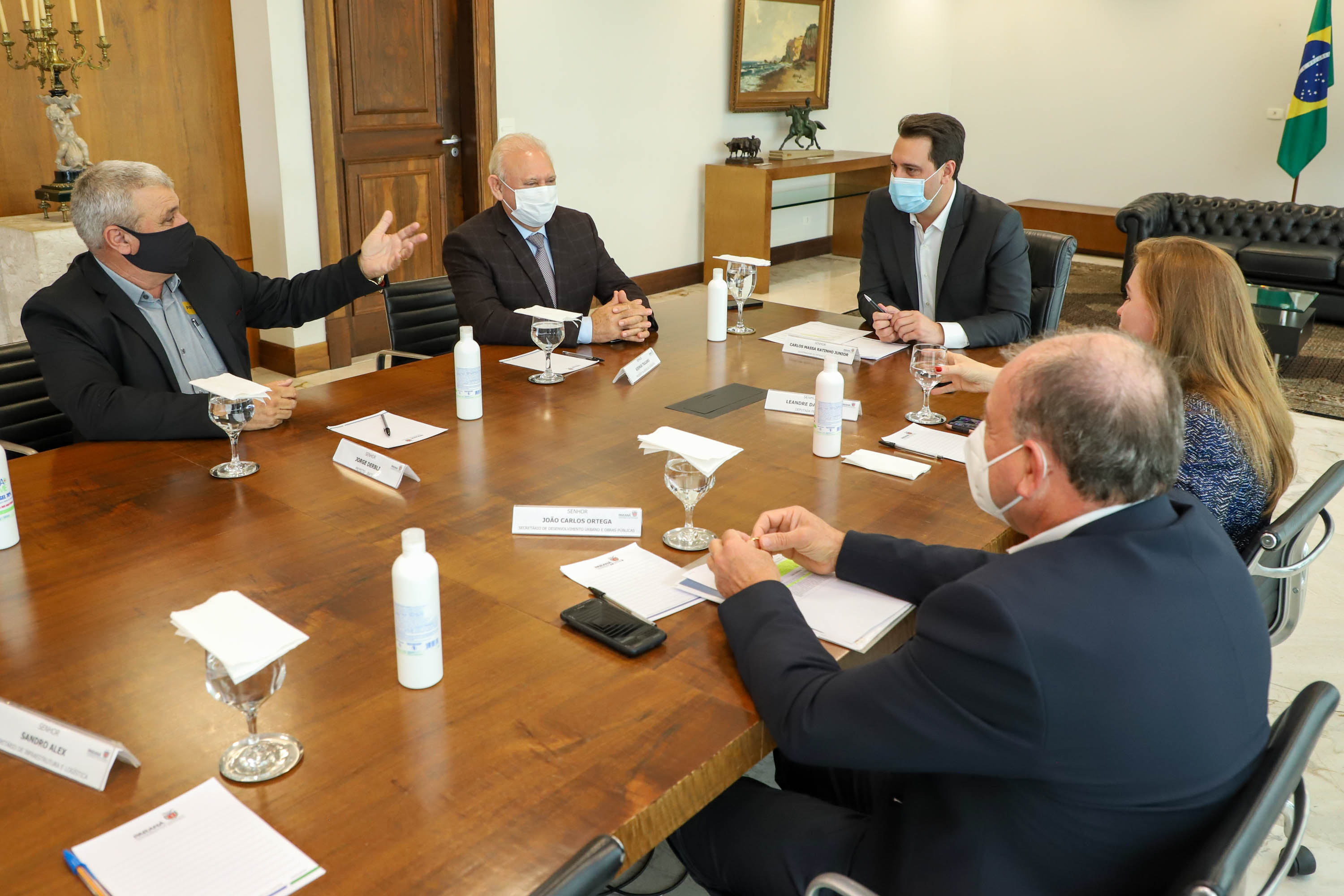 Governo do Estado vai construir em Irati a primeira unidade da Cidade do Idoso. A assinatura do convênio, último passo antes do processo de licitação da obra, foi feita pelo governador Carlos Massa Ratinho Junior e pelo prefeito do município, Jorge Derbli, nesta terça-feira (05), no Palácio Iguaçu.Foto: Ari Dias/ AEN