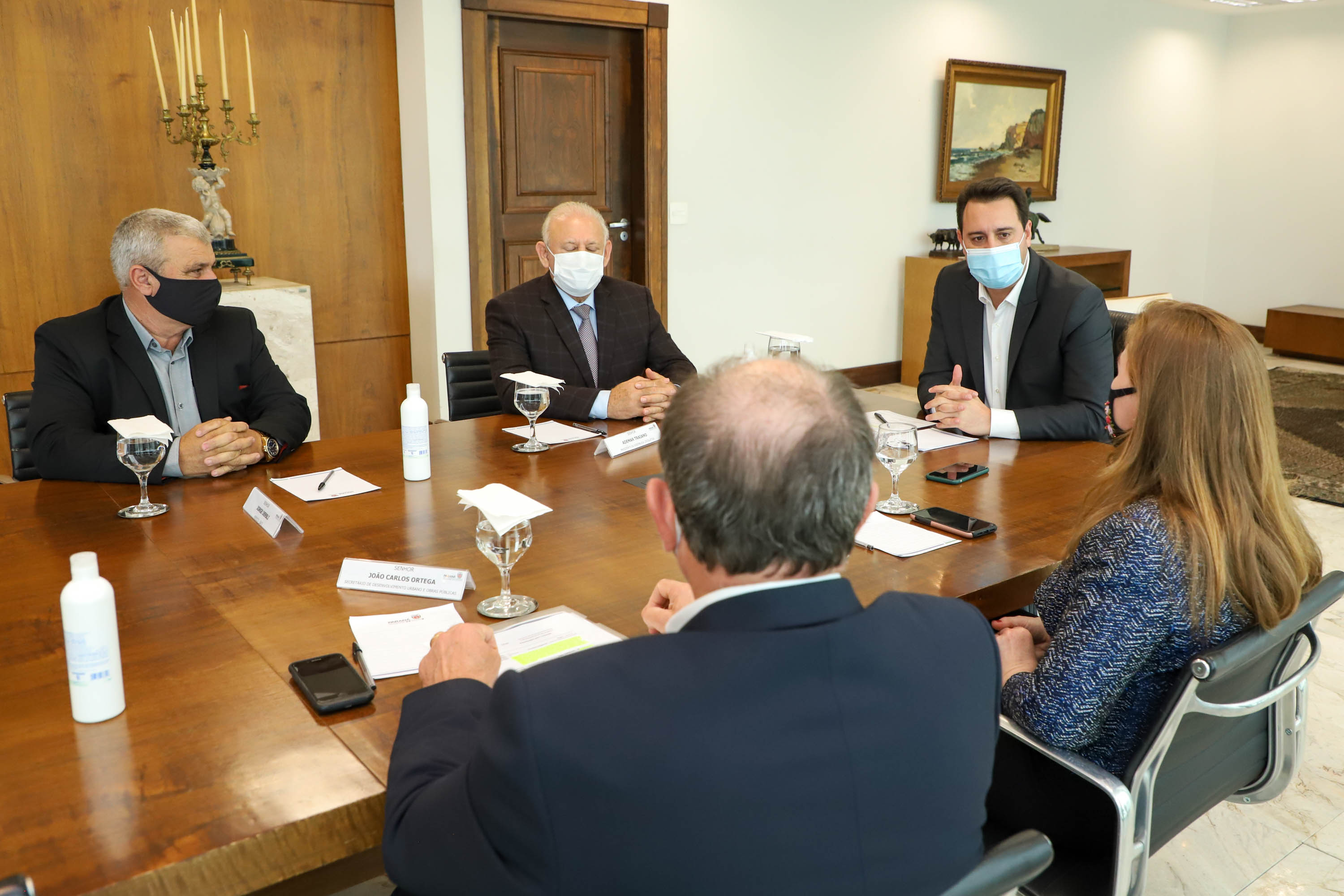 Governo do Estado vai construir em Irati a primeira unidade da Cidade do Idoso. A assinatura do convênio, último passo antes do processo de licitação da obra, foi feita pelo governador Carlos Massa Ratinho Junior e pelo prefeito do município, Jorge Derbli, nesta terça-feira (05), no Palácio Iguaçu.Foto: Ari Dias/ AEN