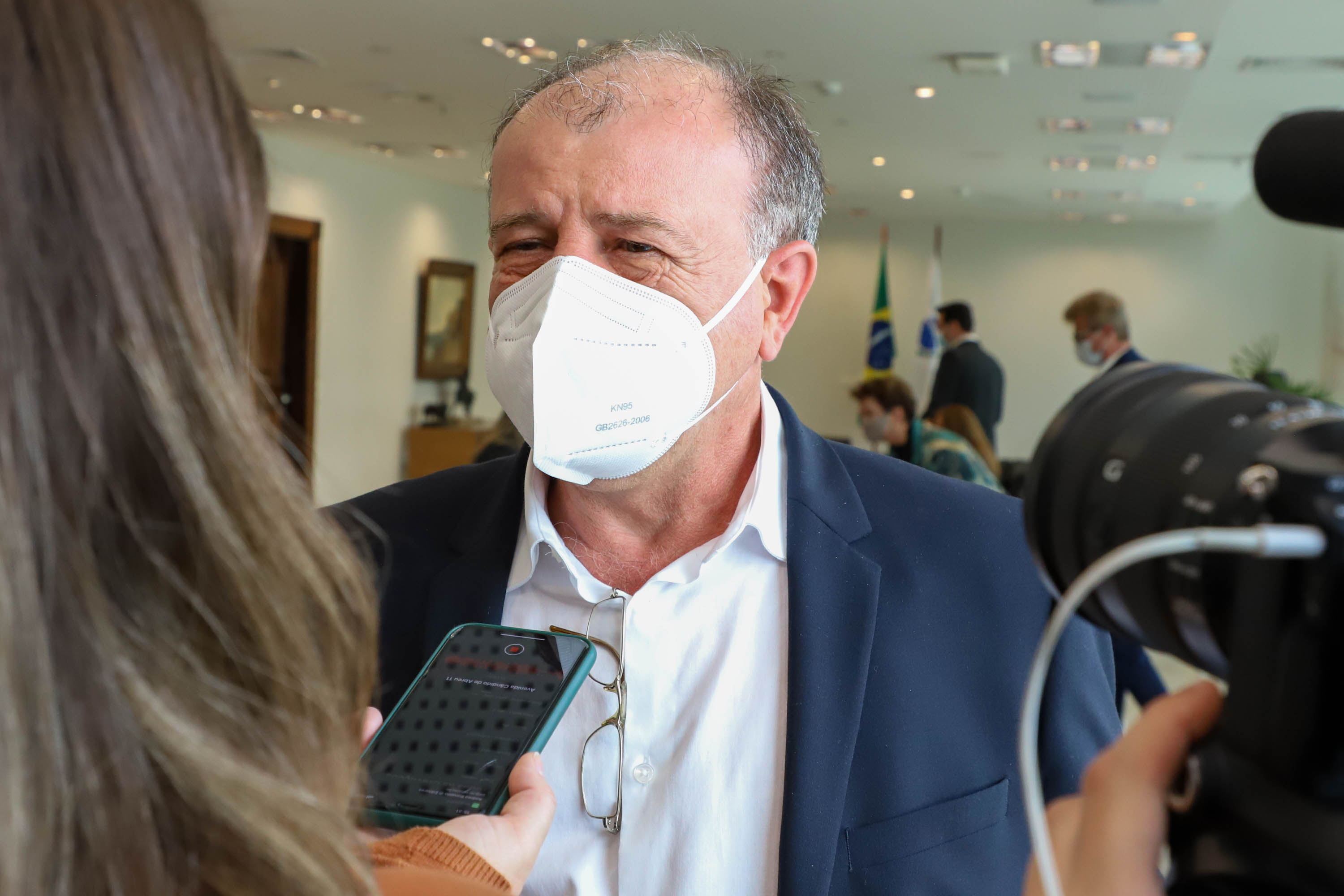 Governo do Estado vai construir em Irati a primeira unidade da Cidade do Idoso. A assinatura do convênio, último passo antes do processo de licitação da obra, foi feita pelo governador Carlos Massa Ratinho Junior e pelo prefeito do município, Jorge Derbli, nesta terça-feira (05), no Palácio Iguaçu.Foto: Ari Dias/ AEN