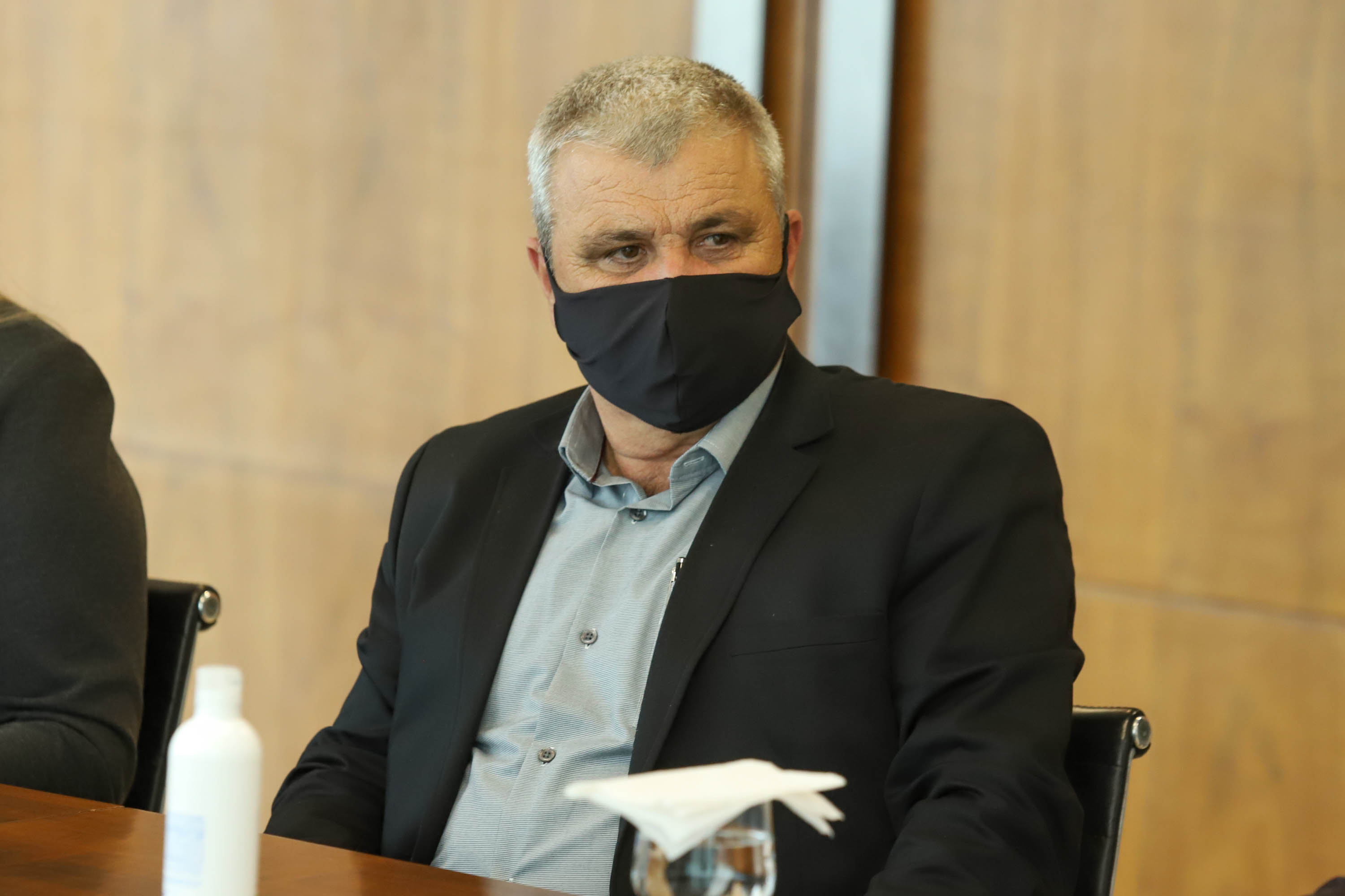 Governo do Estado vai construir em Irati a primeira unidade da Cidade do Idoso. A assinatura do convênio, último passo antes do processo de licitação da obra, foi feita pelo governador Carlos Massa Ratinho Junior e pelo prefeito do município, Jorge Derbli, nesta terça-feira (05), no Palácio Iguaçu.Foto: Ari Dias/ AEN