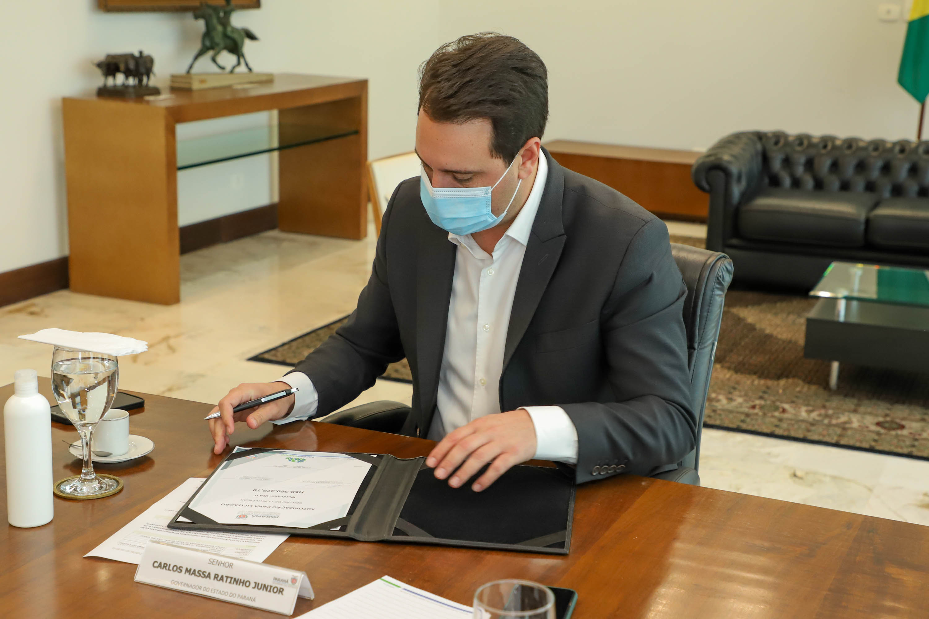 Governo do Estado vai construir em Irati a primeira unidade da Cidade do Idoso. A assinatura do convênio, último passo antes do processo de licitação da obra, foi feita pelo governador Carlos Massa Ratinho Junior e pelo prefeito do município, Jorge Derbli, nesta terça-feira (05), no Palácio Iguaçu.Foto: Ari Dias/ AEN