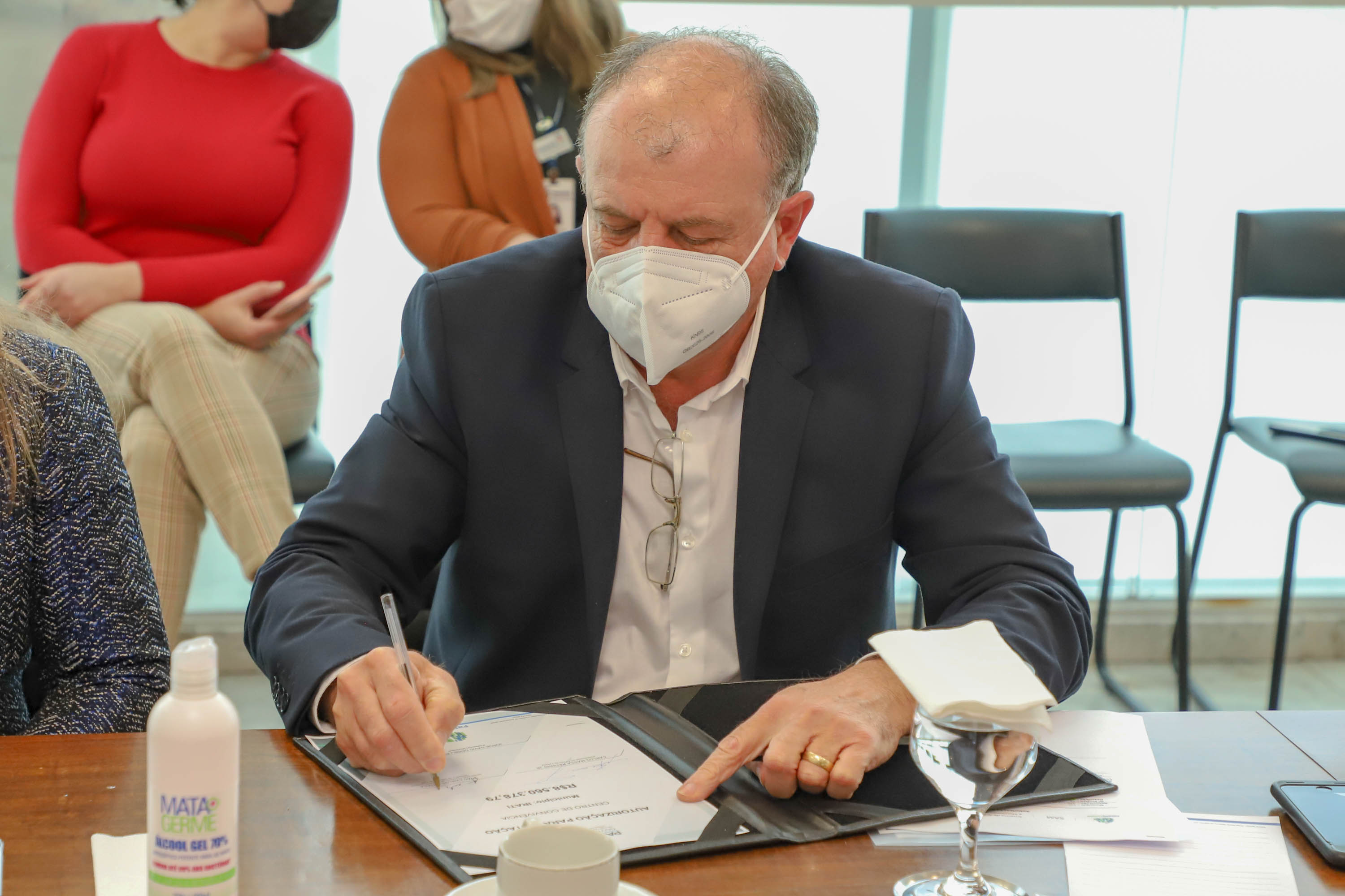 Governo do Estado vai construir em Irati a primeira unidade da Cidade do Idoso. A assinatura do convênio, último passo antes do processo de licitação da obra, foi feita pelo governador Carlos Massa Ratinho Junior e pelo prefeito do município, Jorge Derbli, nesta terça-feira (05), no Palácio Iguaçu.Foto: Ari Dias/ AEN