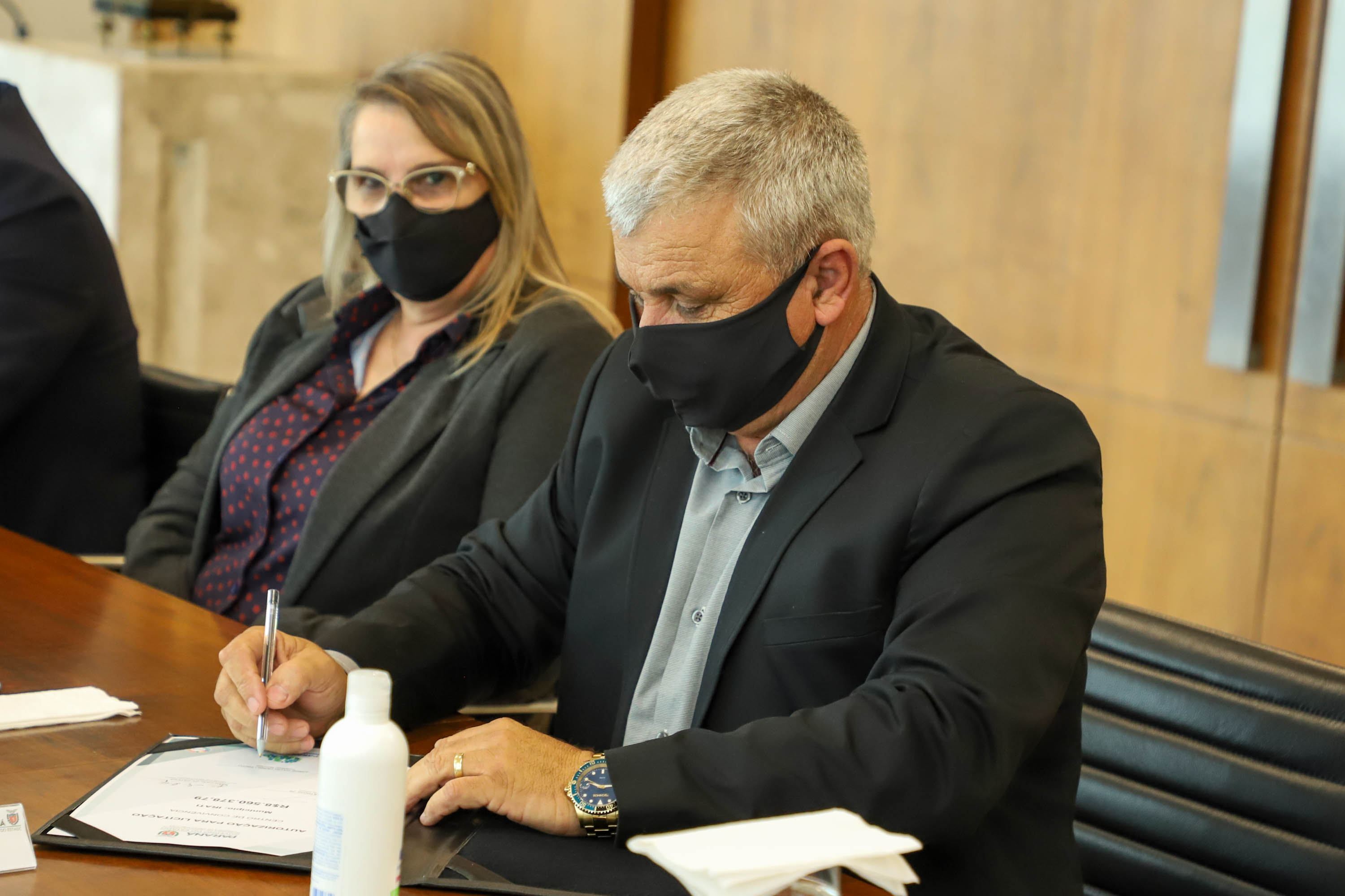 Governo do Estado vai construir em Irati a primeira unidade da Cidade do Idoso. A assinatura do convênio, último passo antes do processo de licitação da obra, foi feita pelo governador Carlos Massa Ratinho Junior e pelo prefeito do município, Jorge Derbli, nesta terça-feira (05), no Palácio Iguaçu.Foto: Ari Dias/ AEN