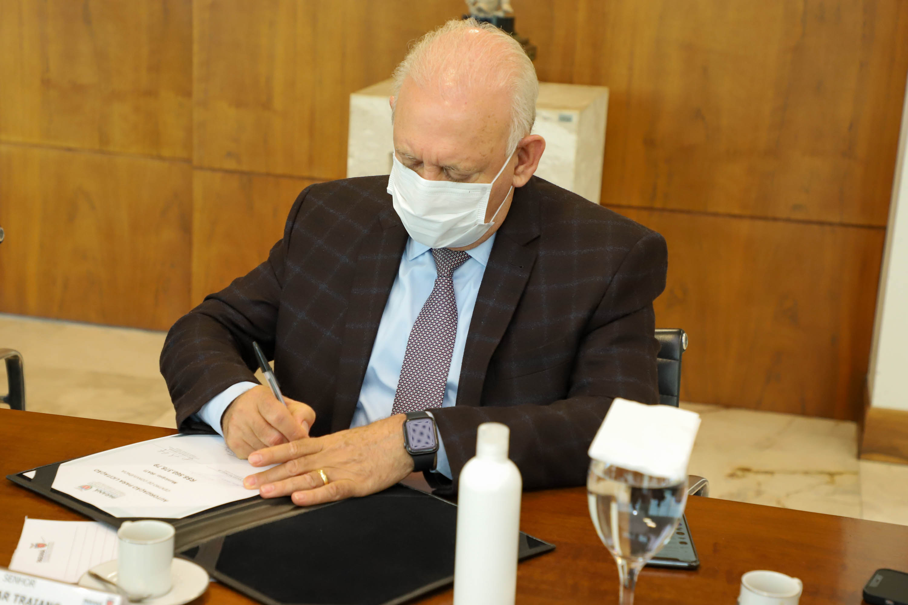 Governo do Estado vai construir em Irati a primeira unidade da Cidade do Idoso. A assinatura do convênio, último passo antes do processo de licitação da obra, foi feita pelo governador Carlos Massa Ratinho Junior e pelo prefeito do município, Jorge Derbli, nesta terça-feira (05), no Palácio Iguaçu.Foto: Ari Dias/ AEN