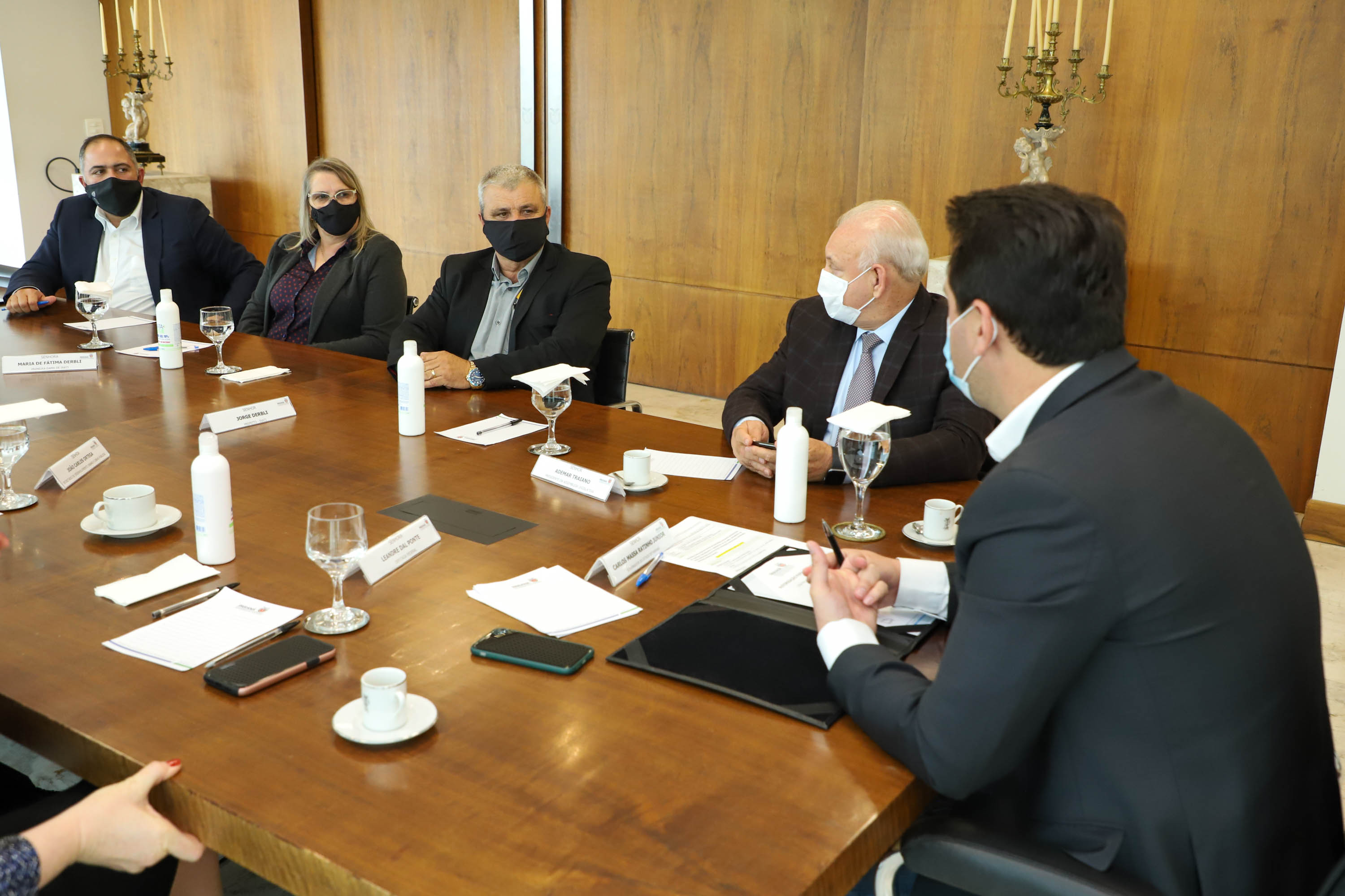 Governo do Estado vai construir em Irati a primeira unidade da Cidade do Idoso. A assinatura do convênio, último passo antes do processo de licitação da obra, foi feita pelo governador Carlos Massa Ratinho Junior e pelo prefeito do município, Jorge Derbli, nesta terça-feira (05), no Palácio Iguaçu.Foto: Ari Dias/ AEN