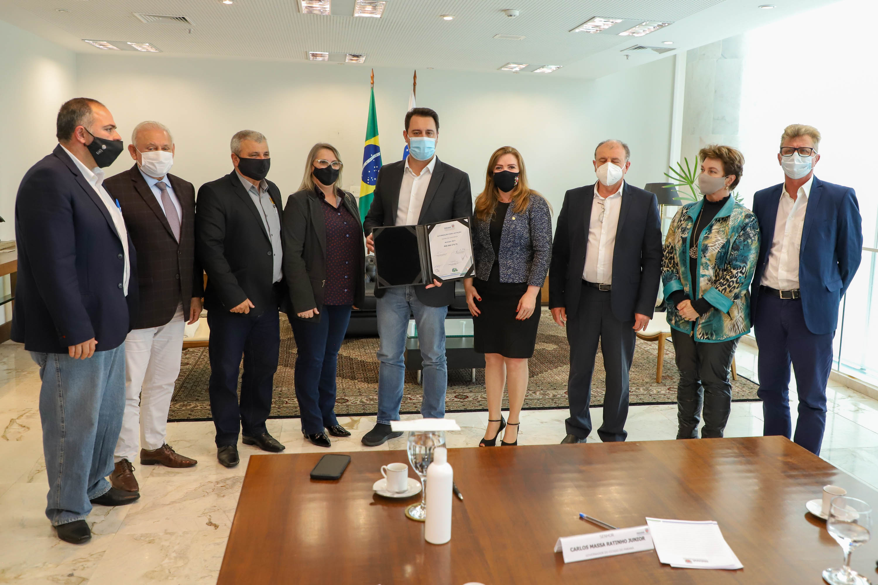 Governo do Estado vai construir em Irati a primeira unidade da Cidade do Idoso. A assinatura do convênio, último passo antes do processo de licitação da obra, foi feita pelo governador Carlos Massa Ratinho Junior e pelo prefeito do município, Jorge Derbli, nesta terça-feira (05), no Palácio Iguaçu.Foto: Ari Dias/ AEN