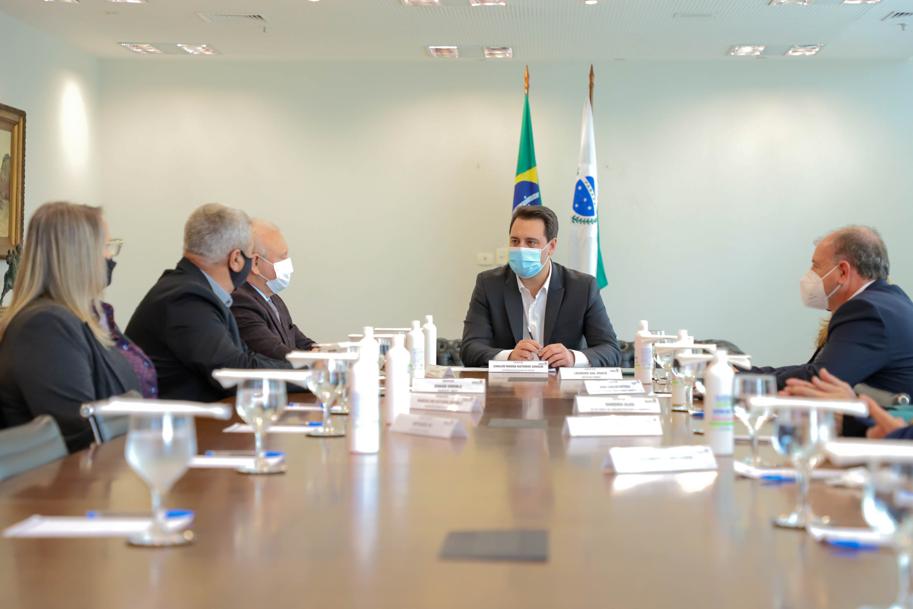 Governo do Estado vai construir em Irati a primeira unidade da Cidade do Idoso. A assinatura do convênio, último passo antes do processo de licitação da obra, foi feita pelo governador Carlos Massa Ratinho Junior e pelo prefeito do município, Jorge Derbli, nesta terça-feira (05), no Palácio Iguaçu.Foto: Ari Dias/ AEN