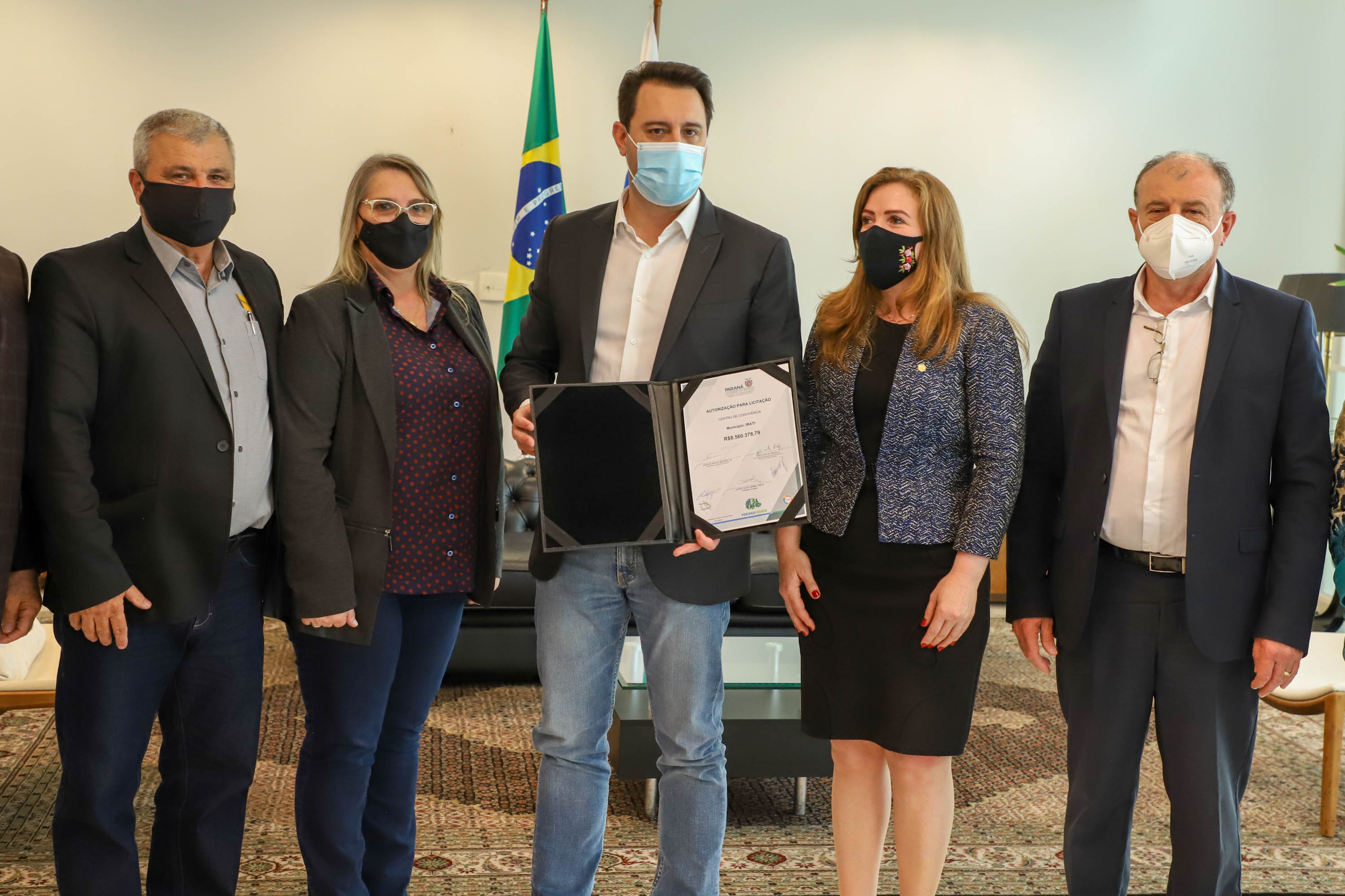 Governo do Estado vai construir em Irati a primeira unidade da Cidade do Idoso. A assinatura do convênio, último passo antes do processo de licitação da obra, foi feita pelo governador Carlos Massa Ratinho Junior e pelo prefeito do município, Jorge Derbli, nesta terça-feira (05), no Palácio Iguaçu.Foto: Ari Dias/ AEN