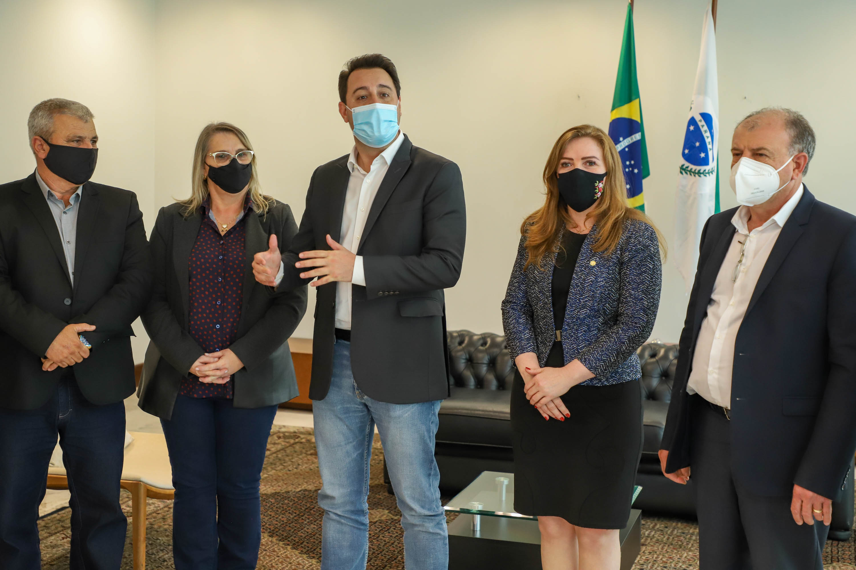 Governo do Estado vai construir em Irati a primeira unidade da Cidade do Idoso. A assinatura do convênio, último passo antes do processo de licitação da obra, foi feita pelo governador Carlos Massa Ratinho Junior e pelo prefeito do município, Jorge Derbli, nesta terça-feira (05), no Palácio Iguaçu.Foto: Ari Dias/ AEN