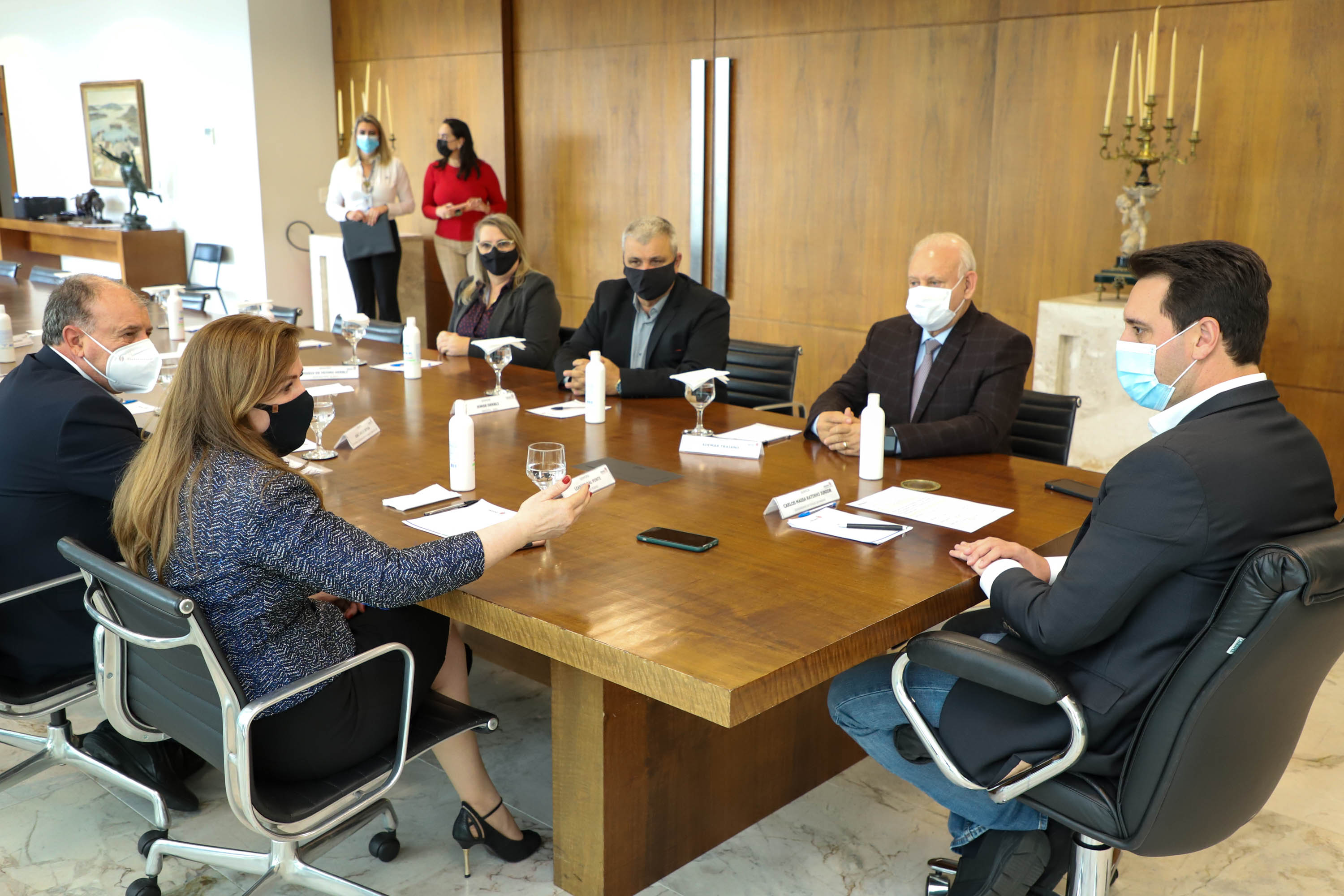 Governo do Estado vai construir em Irati a primeira unidade da Cidade do Idoso. A assinatura do convênio, último passo antes do processo de licitação da obra, foi feita pelo governador Carlos Massa Ratinho Junior e pelo prefeito do município, Jorge Derbli, nesta terça-feira (05), no Palácio Iguaçu.Foto: Ari Dias/ AEN