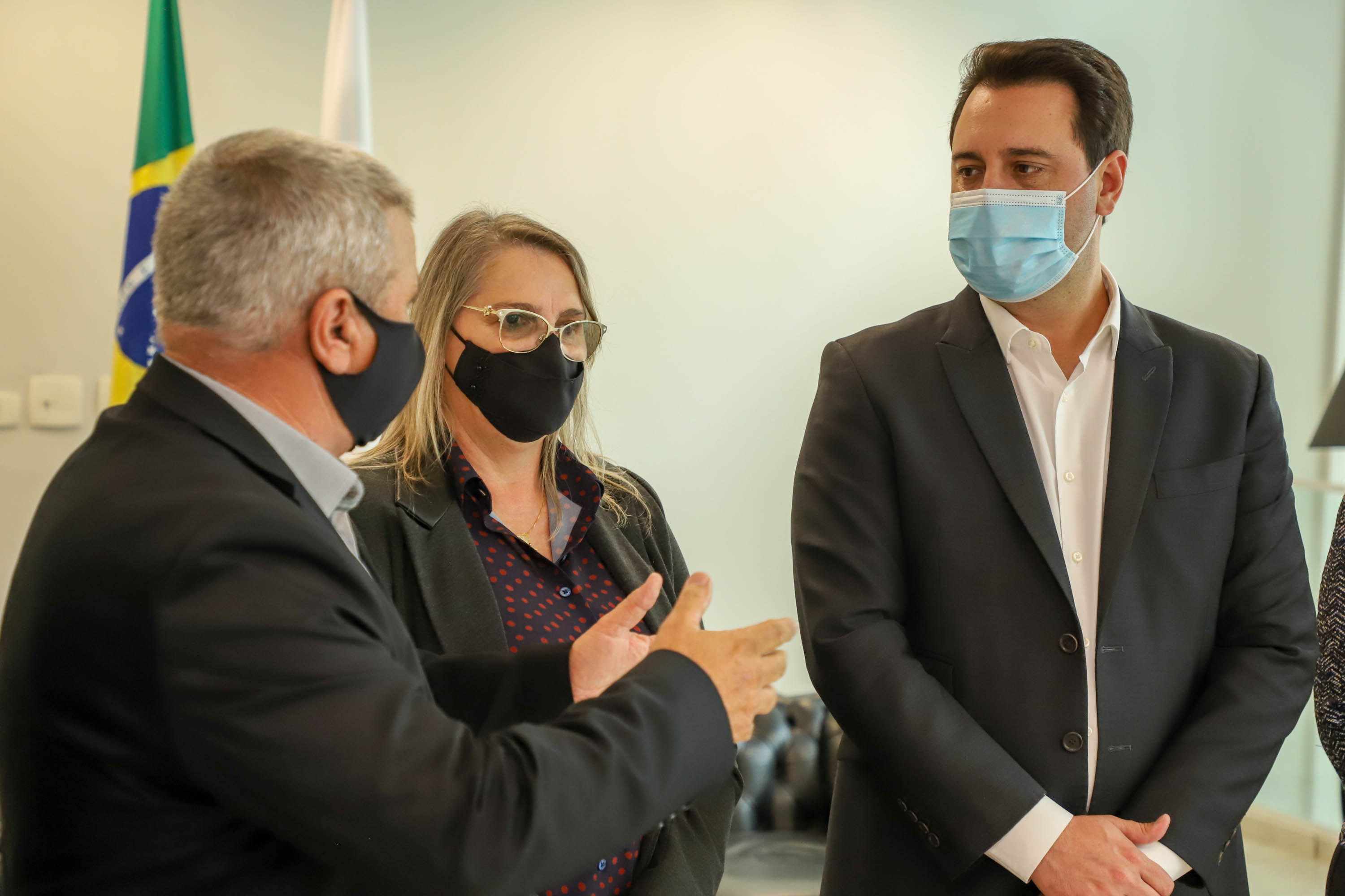 Governo do Estado vai construir em Irati a primeira unidade da Cidade do Idoso. A assinatura do convênio, último passo antes do processo de licitação da obra, foi feita pelo governador Carlos Massa Ratinho Junior e pelo prefeito do município, Jorge Derbli, nesta terça-feira (05), no Palácio Iguaçu.Foto: Ari Dias/ AEN