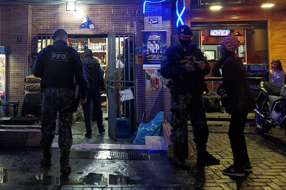 A Ação Integrada de Fiscalização Urbana (AIFU) fiscalizou 17 pontos comerciais da Capital entre a noite de sexta-feira (15/10) e a noite de domingo (17/10), e o trabalho resultou em sete estabelecimentos fechados e sete pessoas encaminhadas. - Curitiba, 18/10/2021 - Foto: AIFU/SESP-PR