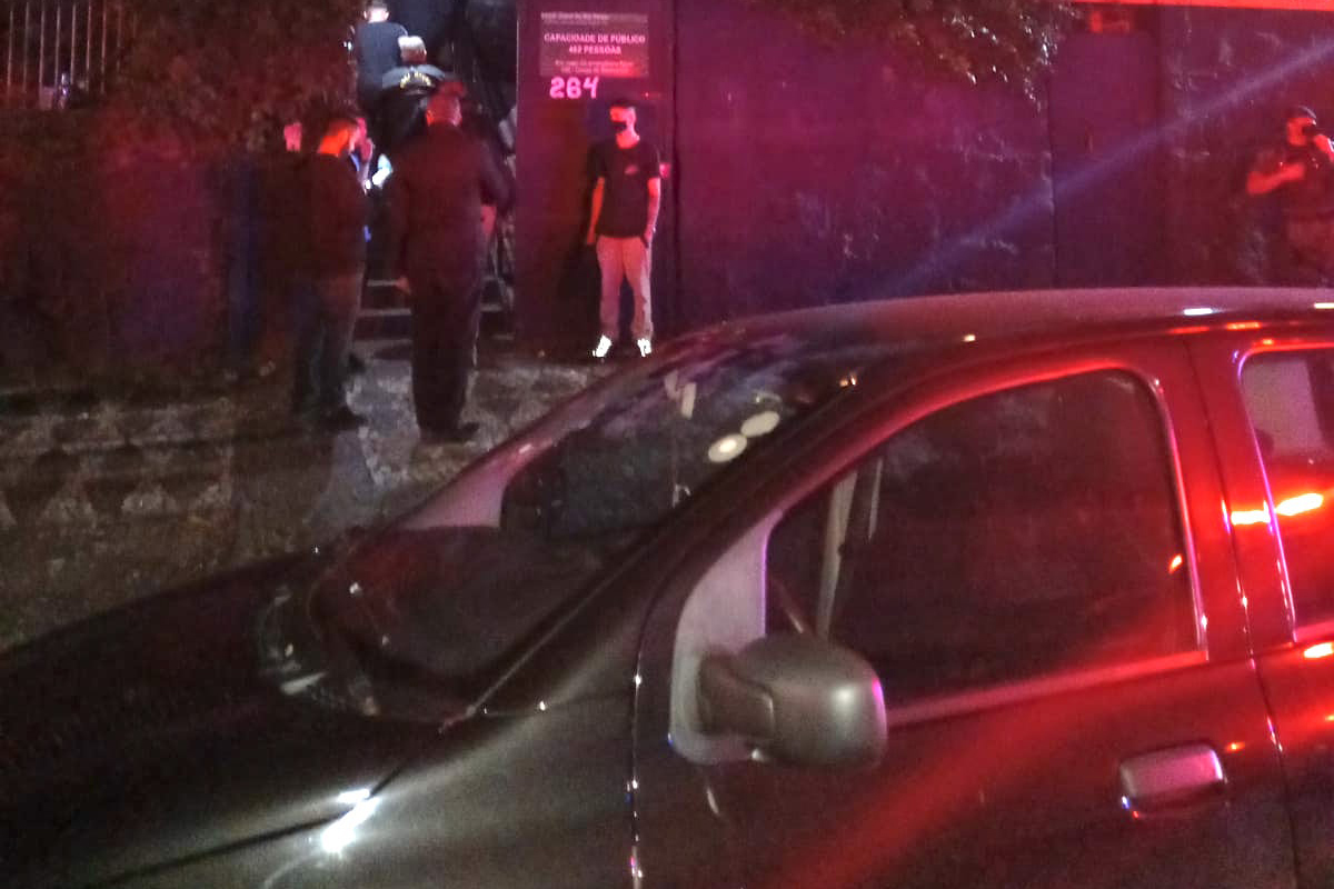 A Ação Integrada de Fiscalização Urbana (AIFU) fiscalizou 17 pontos comerciais da Capital entre a noite de sexta-feira (15/10) e a noite de domingo (17/10), e o trabalho resultou em sete estabelecimentos fechados e sete pessoas encaminhadas. - Curitiba, 18/10/2021 - Foto: AIFU/SESP-PR