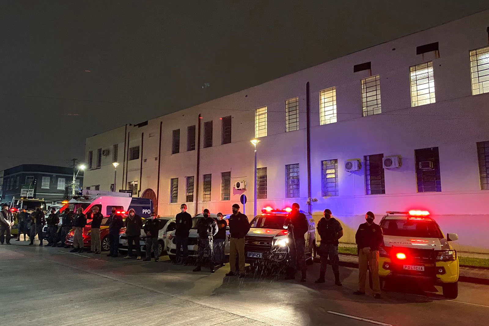 A Ação Integrada de Fiscalização Urbana (AIFU) fiscalizou 17 pontos comerciais da Capital entre a noite de sexta-feira (15/10) e a noite de domingo (17/10), e o trabalho resultou em sete estabelecimentos fechados e sete pessoas encaminhadas. - Curitiba, 18/10/2021 - Foto: AIFU/SESP-PR