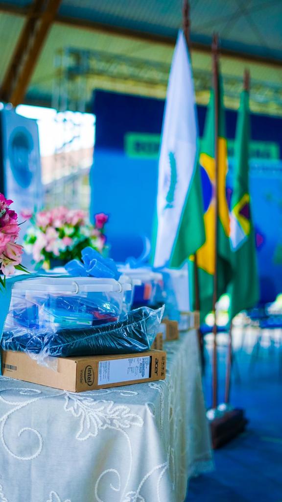 Mais 13 colégios estaduais de oito municípios receberam nesta segunda-feira (18) 117 kits educacionais de robótica — nove para cada instituição de ensino. Foram contempladas, desta vez, escolas do Núcleo Regional de Educação (NRE) da Área Metropolitana Norte. A cerimônia de entrega dos kits aconteceu no Colégio Estadual Altair da Silva Leme, em Colombo. Foto: Guilherme Flores/Casa Civil